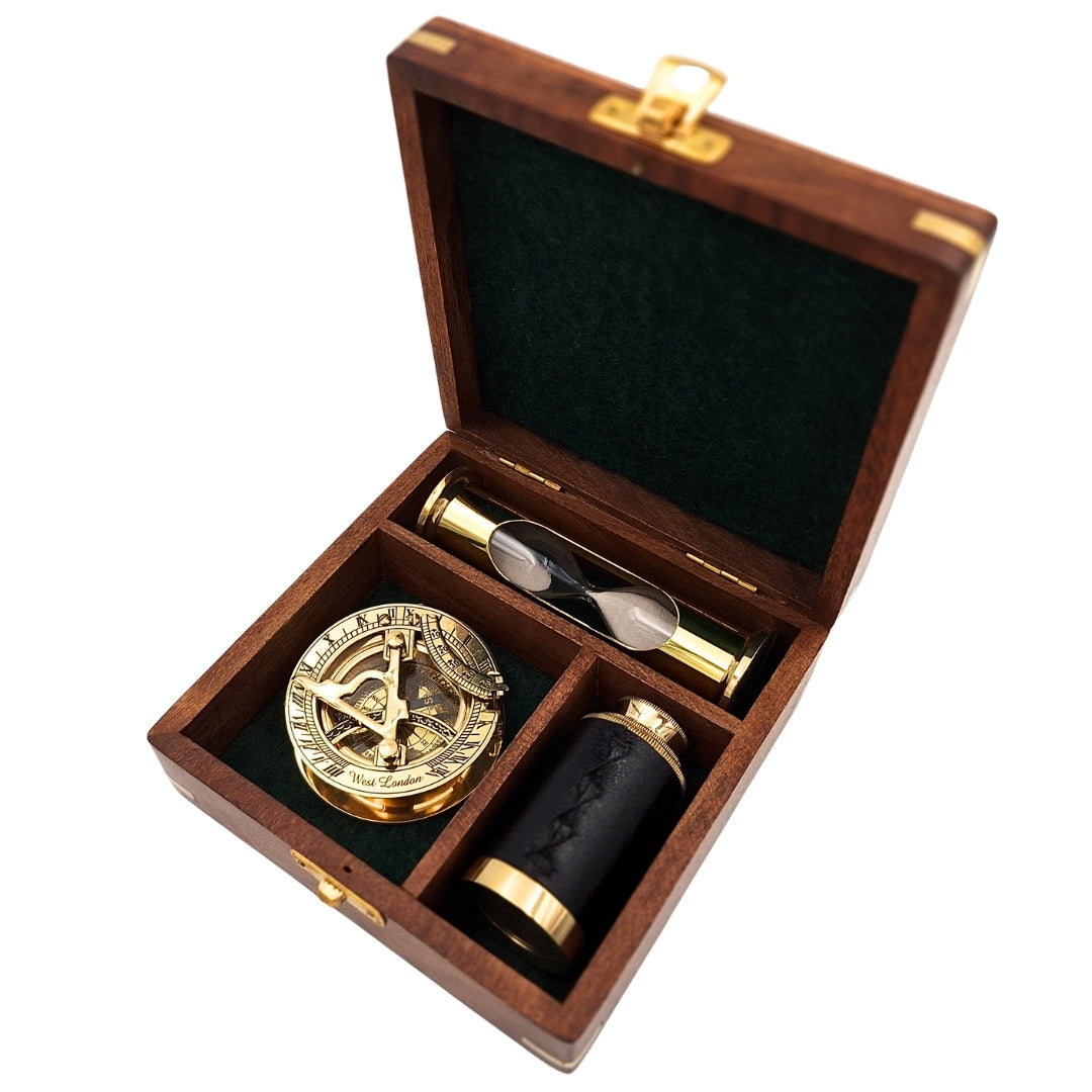 Retro-Geschenkset mit Gravur – Messingkompass, klappbares Fernrohr, Sanduhr in einer Holzschachtel