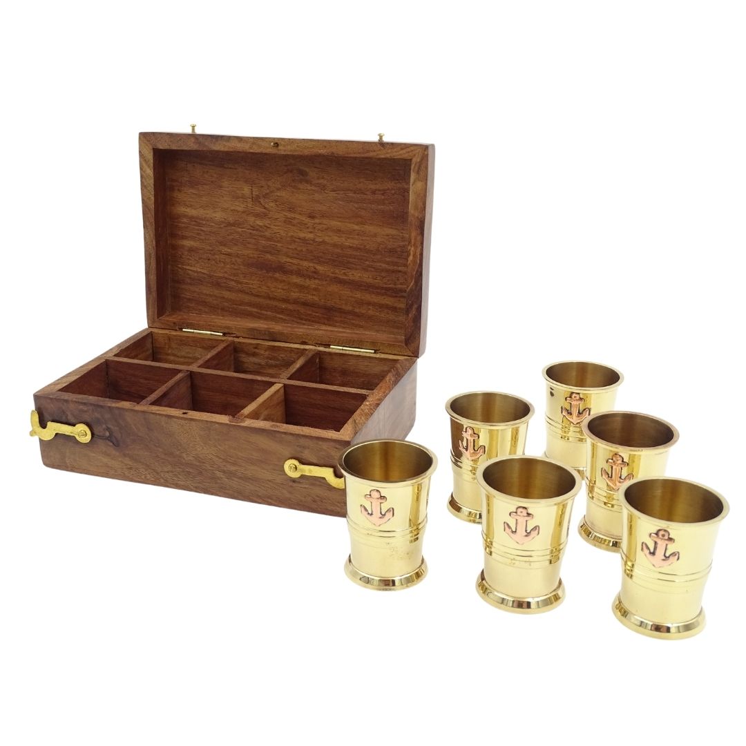 Set aus 6 Metallbechern mit Anker in einer Holzkiste - ideal als Geschenk mit Möglichkeit zur Personalisierung durch Gravur - goldfarbenes Messing, Fassungsvermögen 50ml, elegantes Design für Liebhaber maritimer Themen