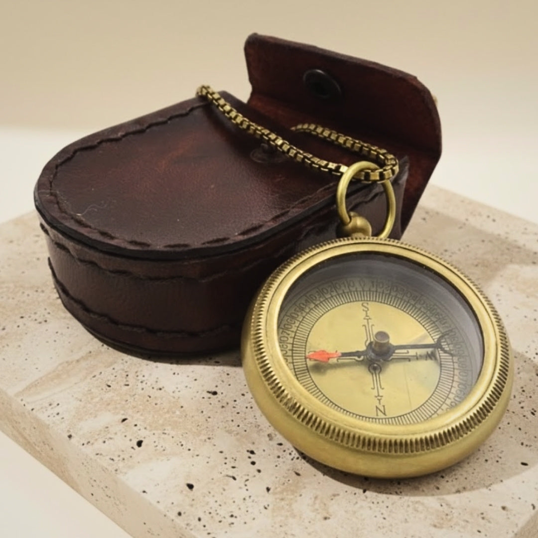 Stilvoller Messingkompass mit Kette im Lederetui - COM-0470A