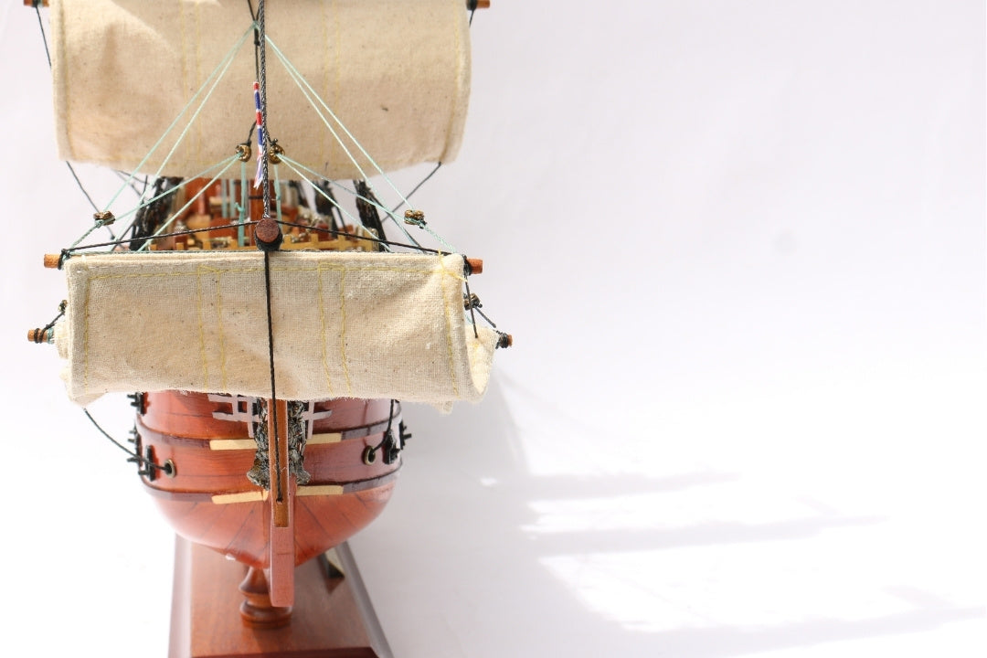 Segelschiffmodell HMS Victory, montiert, 54 cm - handgefertigte Replik mit Möglichkeit zur Personalisierung durch Gravur - ideales Geschenk für Segelliebhaber - hohe Qualität, eleganter Holzsockel