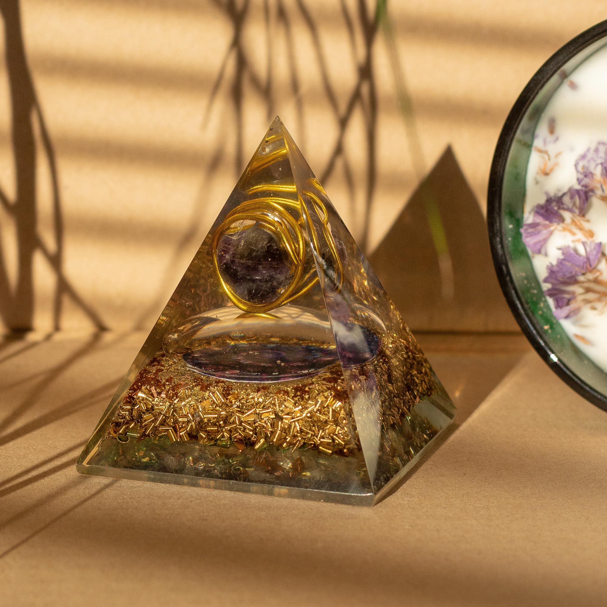 Mittlere Orgonit-Pyramide mit Amethyst und Kupfer 7x6 cm