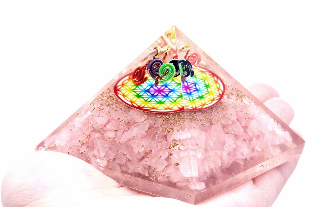 Rosenquarz-Orgonit-Pyramide mit Regenbogenmuster der Blume des Lebens