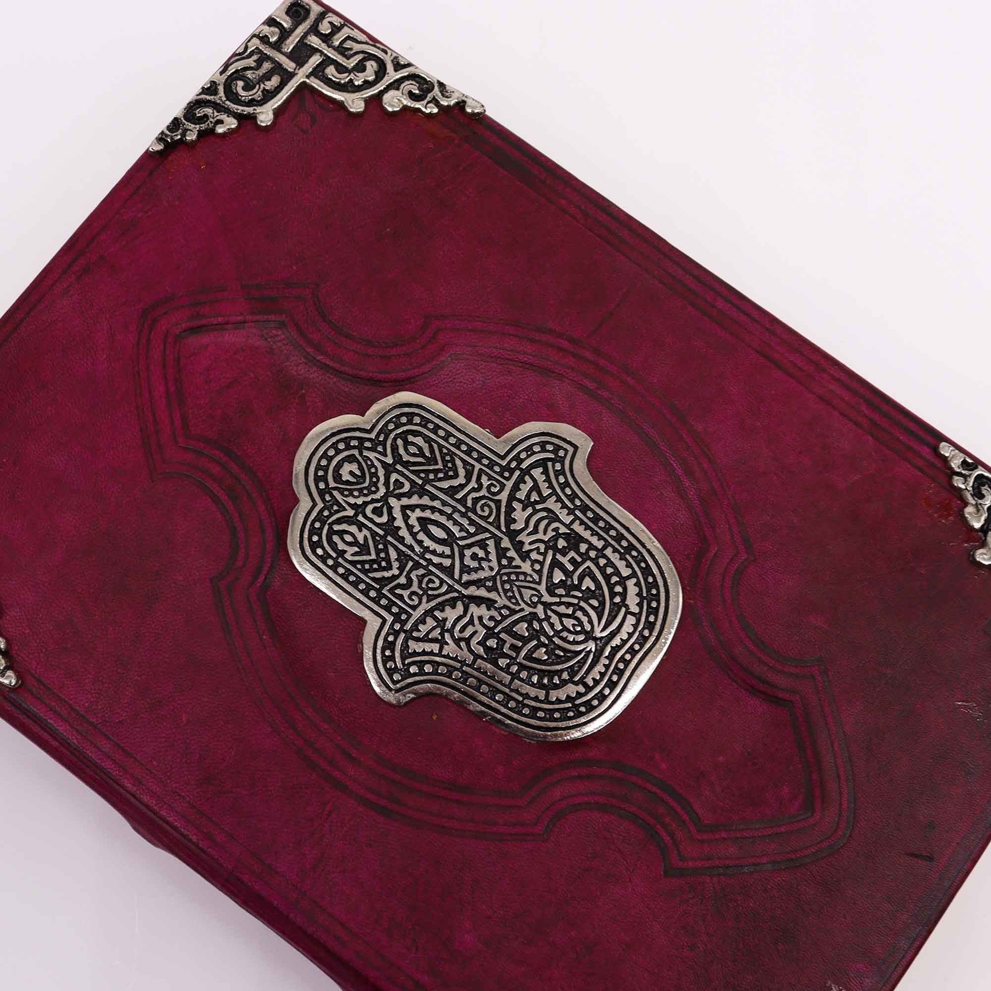 Hefty Red Tan Book mit Hamsa-Verzierung