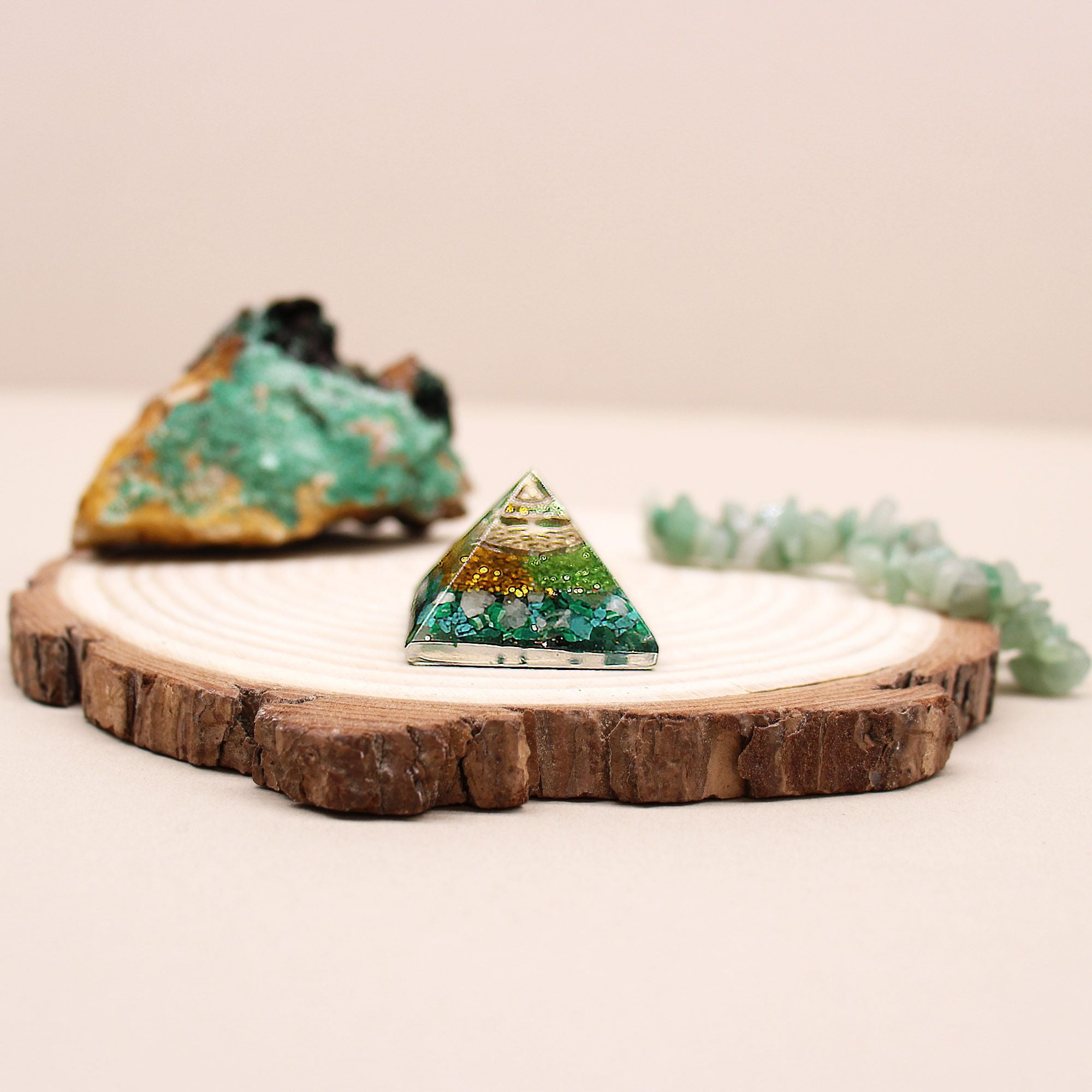 Kleine Orgonit-Pyramide 25mm mit grünen Edelsteinen und Kupfer