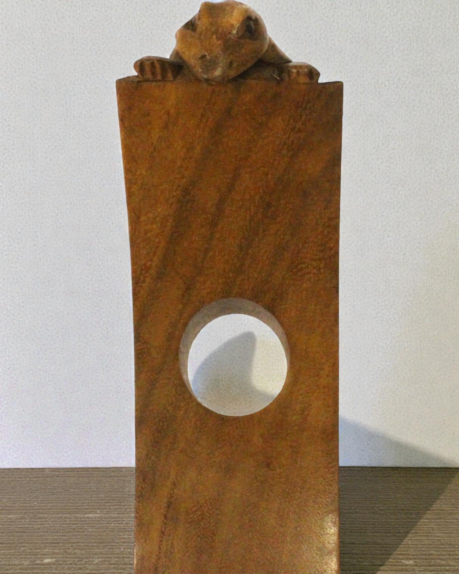 Gekon Balance – Künstlerischer ausbalancierender Weinhalt aus Suarholz