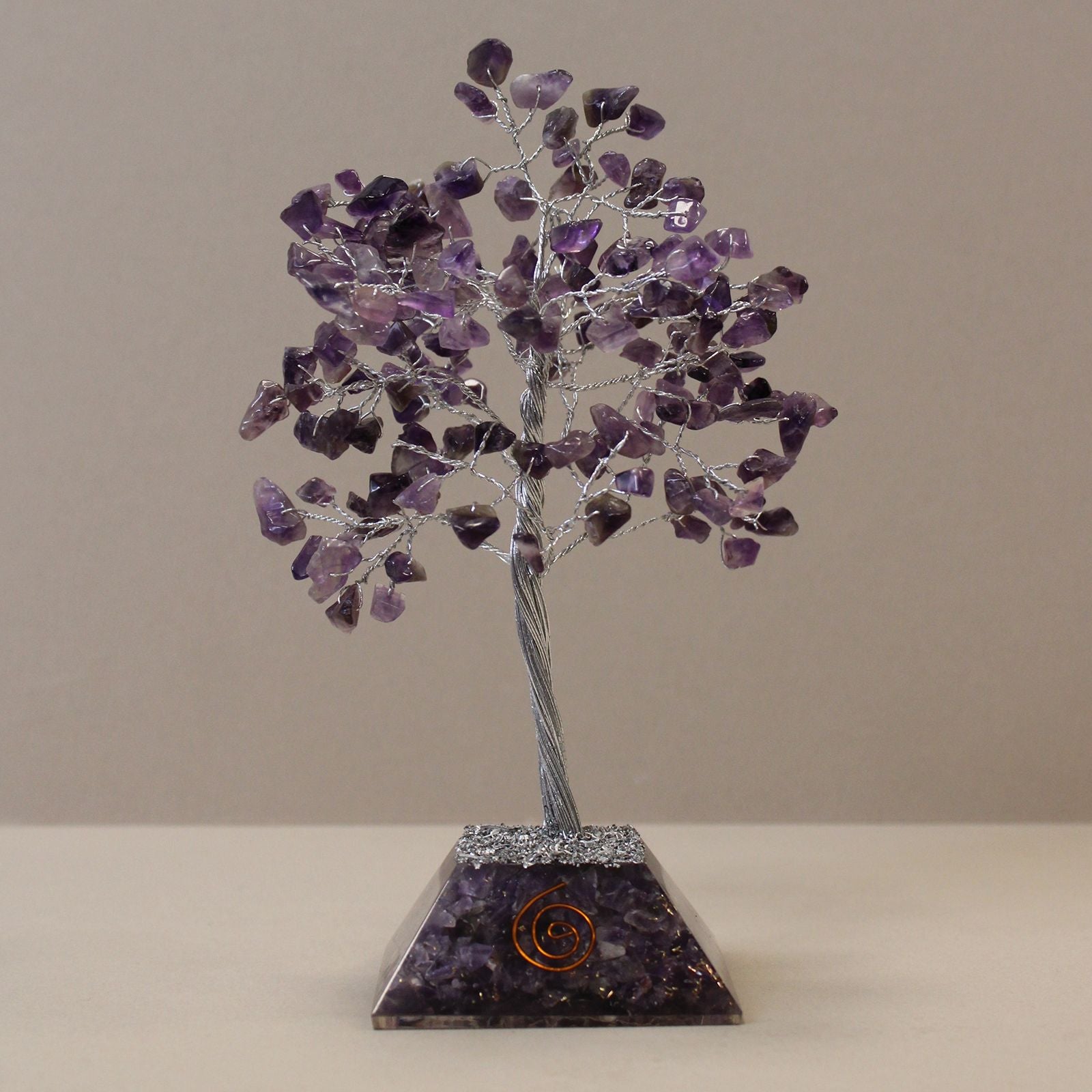 Amethyst-Edelsteinbäumchen mit Orgonit-Basis
