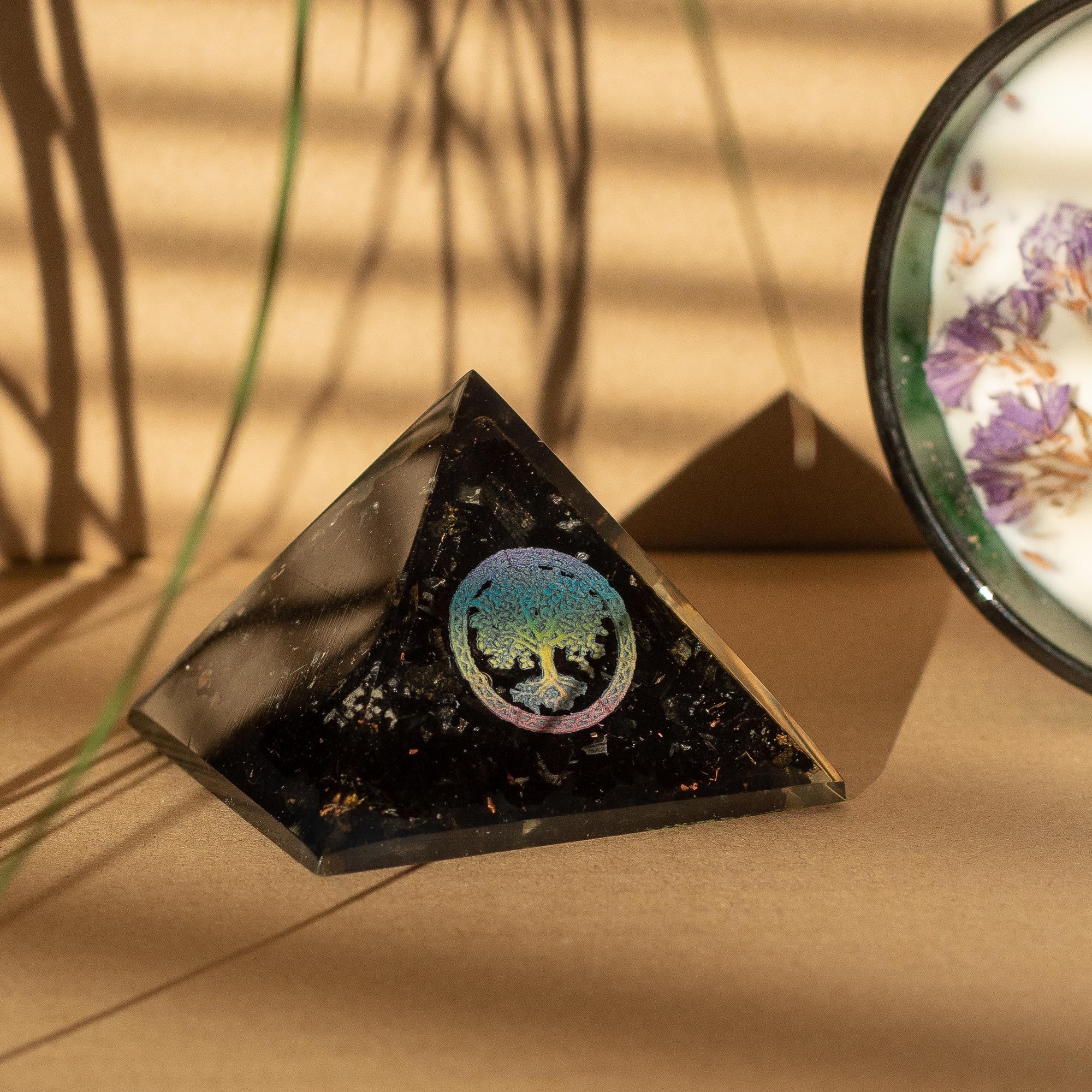 Elegante Orgonit-Pyramide aus schwarzem Turmalin und Symbol des Lebensbaums - 5.5x4.5 cm