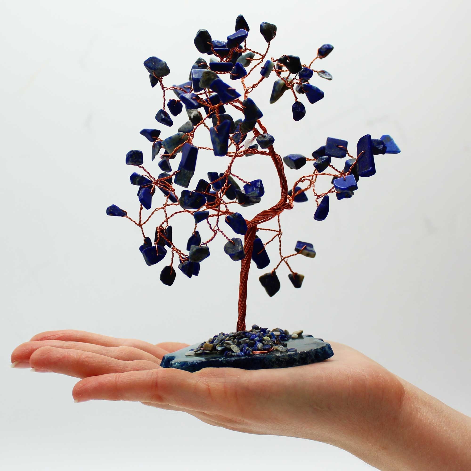 Großer Sodalit-Steinbaum auf blauer Achatbasis