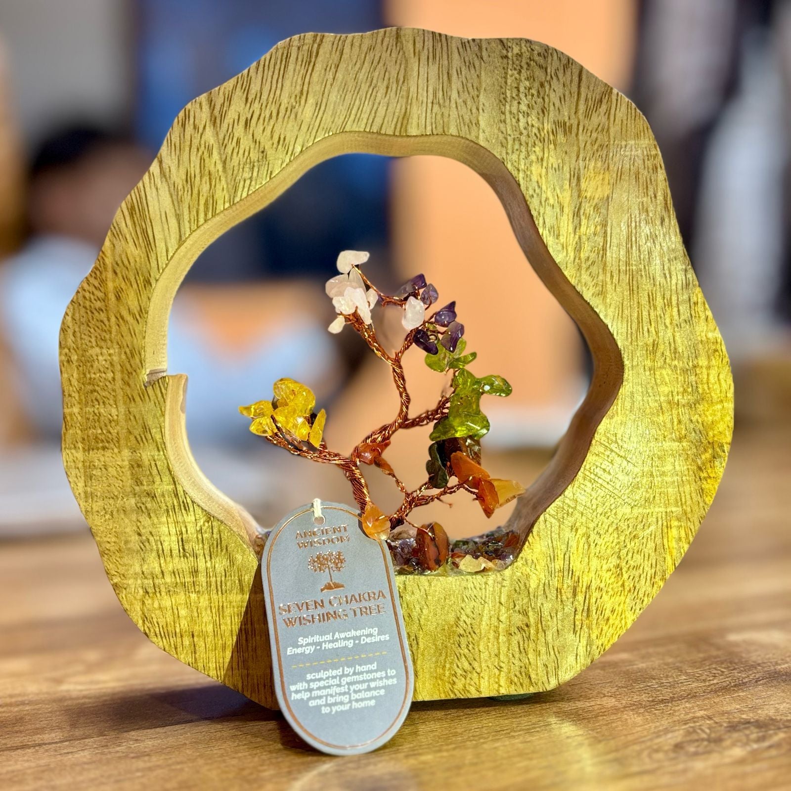 Paradiesischer Chakragarten – handgefertigter Baum mit Edelsteinen in einem natürlichen Mangoholz-Ring – 60 Trommelsteinchen in den Farben der sieben Chakren