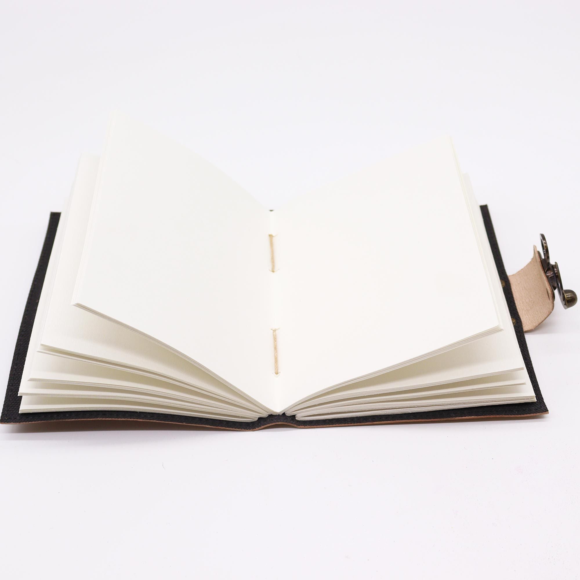 Freundschaftsnotizbuch - Lederjournal mit Vogelmotiv - Hell-Tan - 7x5" - Ideal als Geschenk für nahestehende Menschen mit geprägter Botschaft „Life is Better with Friends“ - 100 leere Seiten, Vintage-Verschluss, kompaktes Format