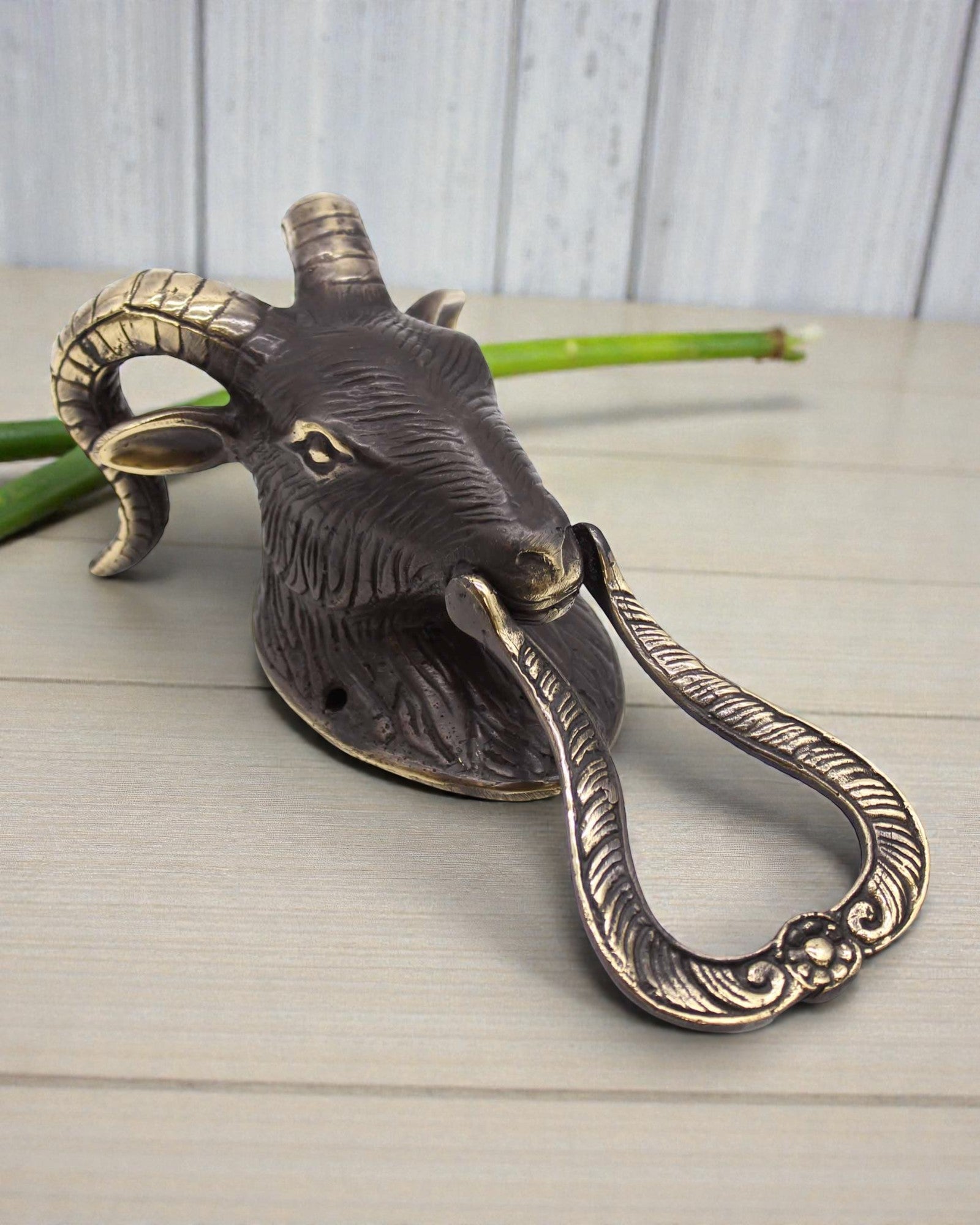 Rogaty Strażnik Progu – Ręcznie Wykonana Kołatka Drzwiowa z Mosiądzu