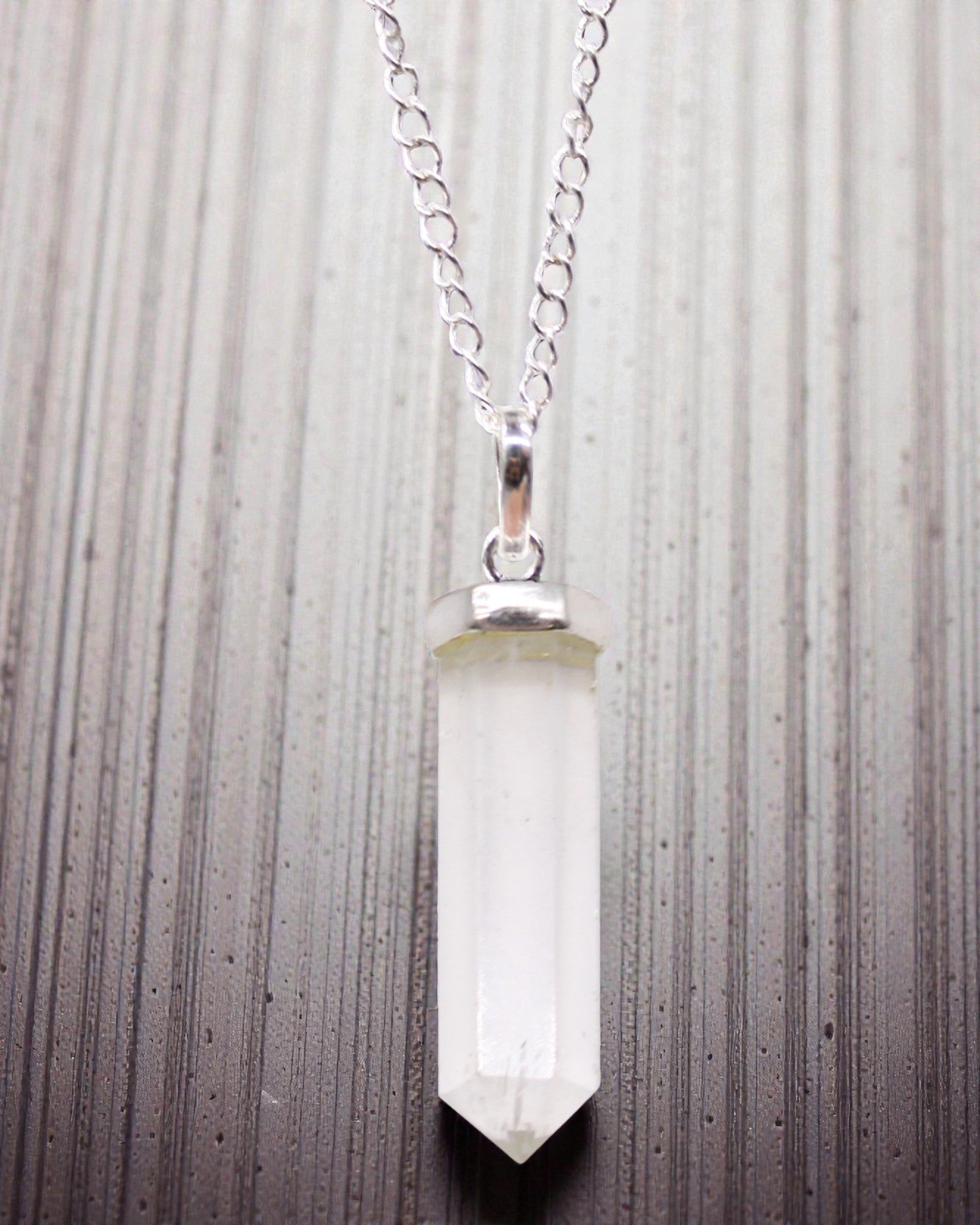 Kristallspitze – Klassischer Spitzenanhänger aus Bergkristall