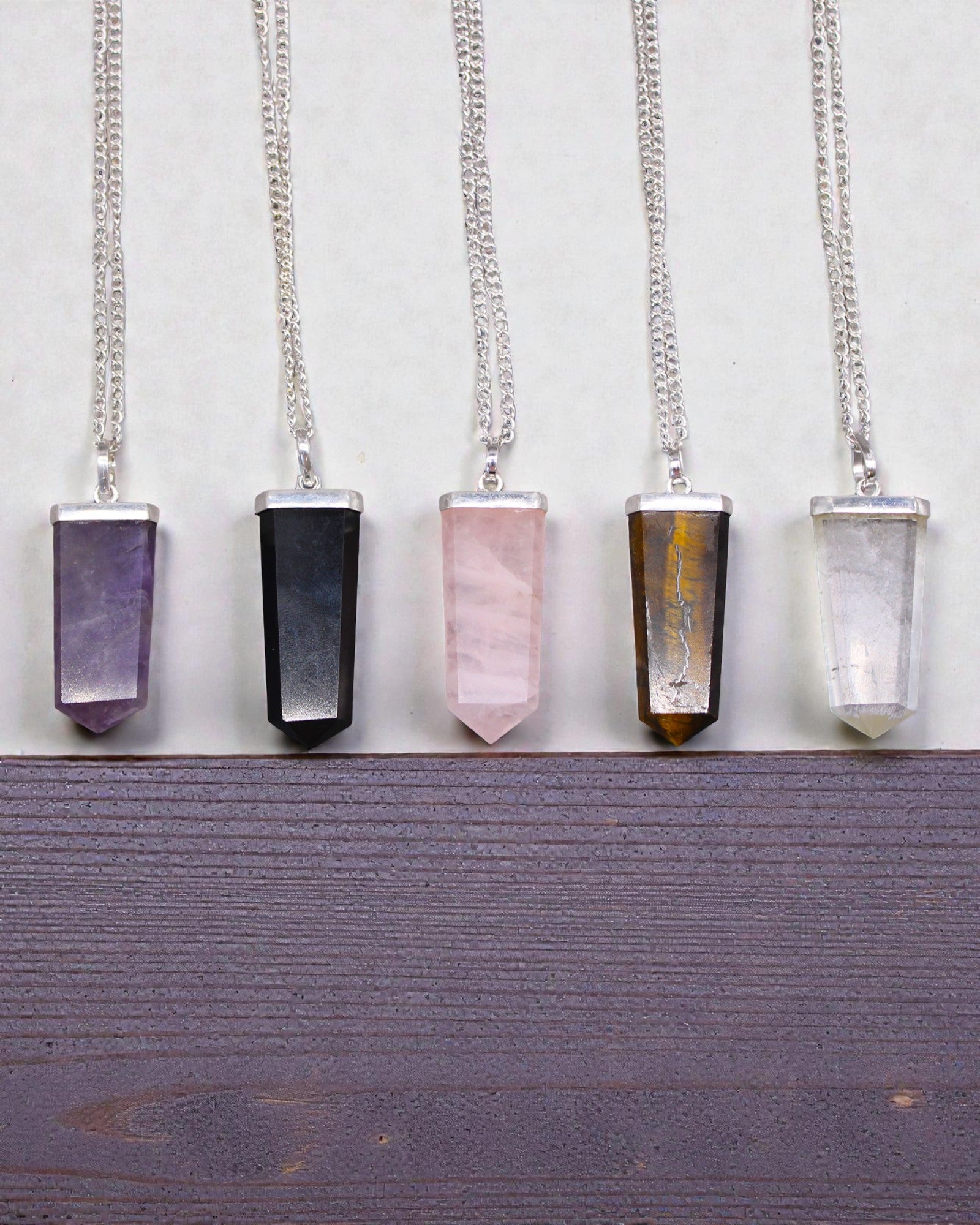 Kristallstrahl – Flacher Anhänger aus Bergkristall im Kristallschliff