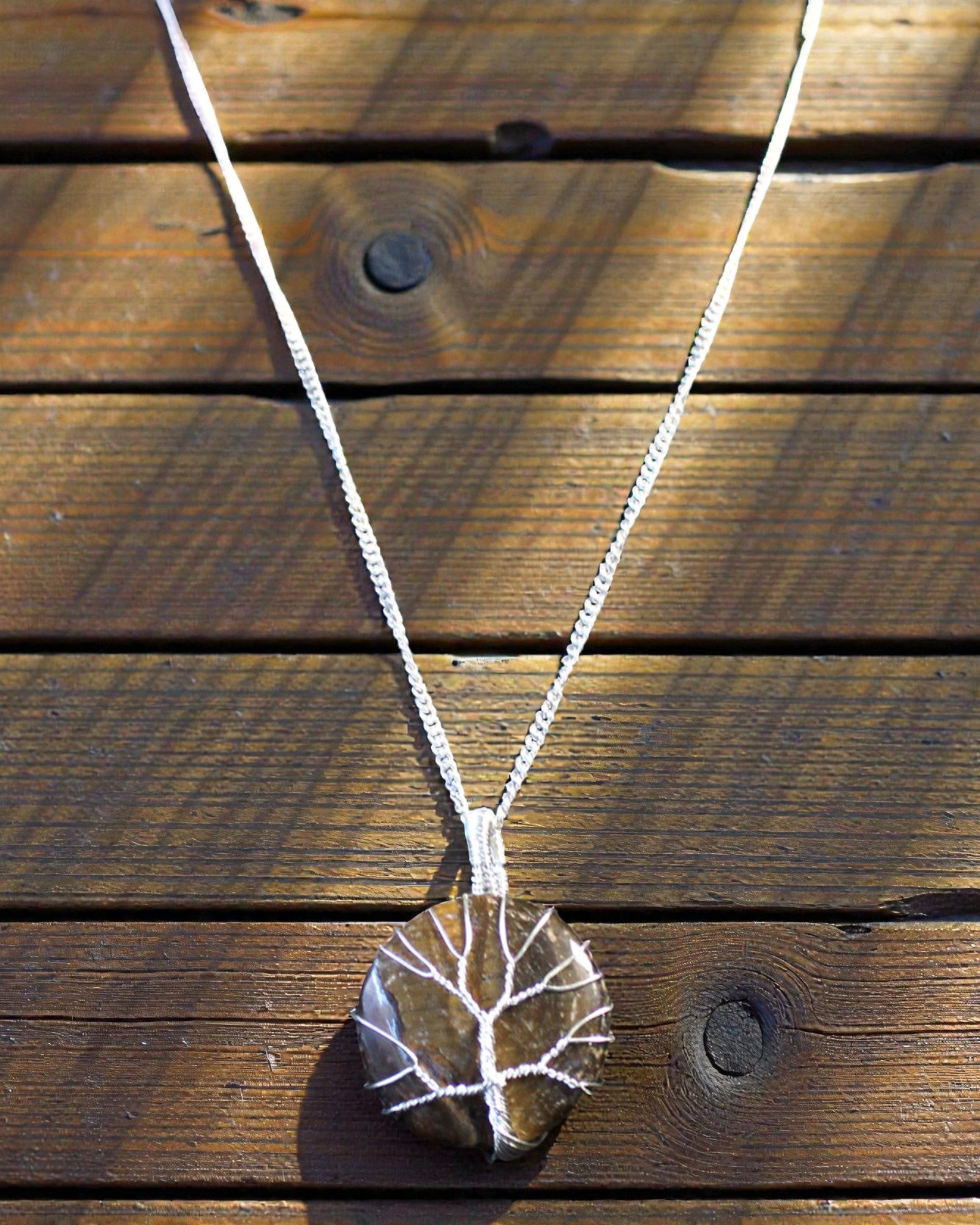 Baum des Mutes – Handgefertigte Halskette mit Tigerauge und Baum des Lebens