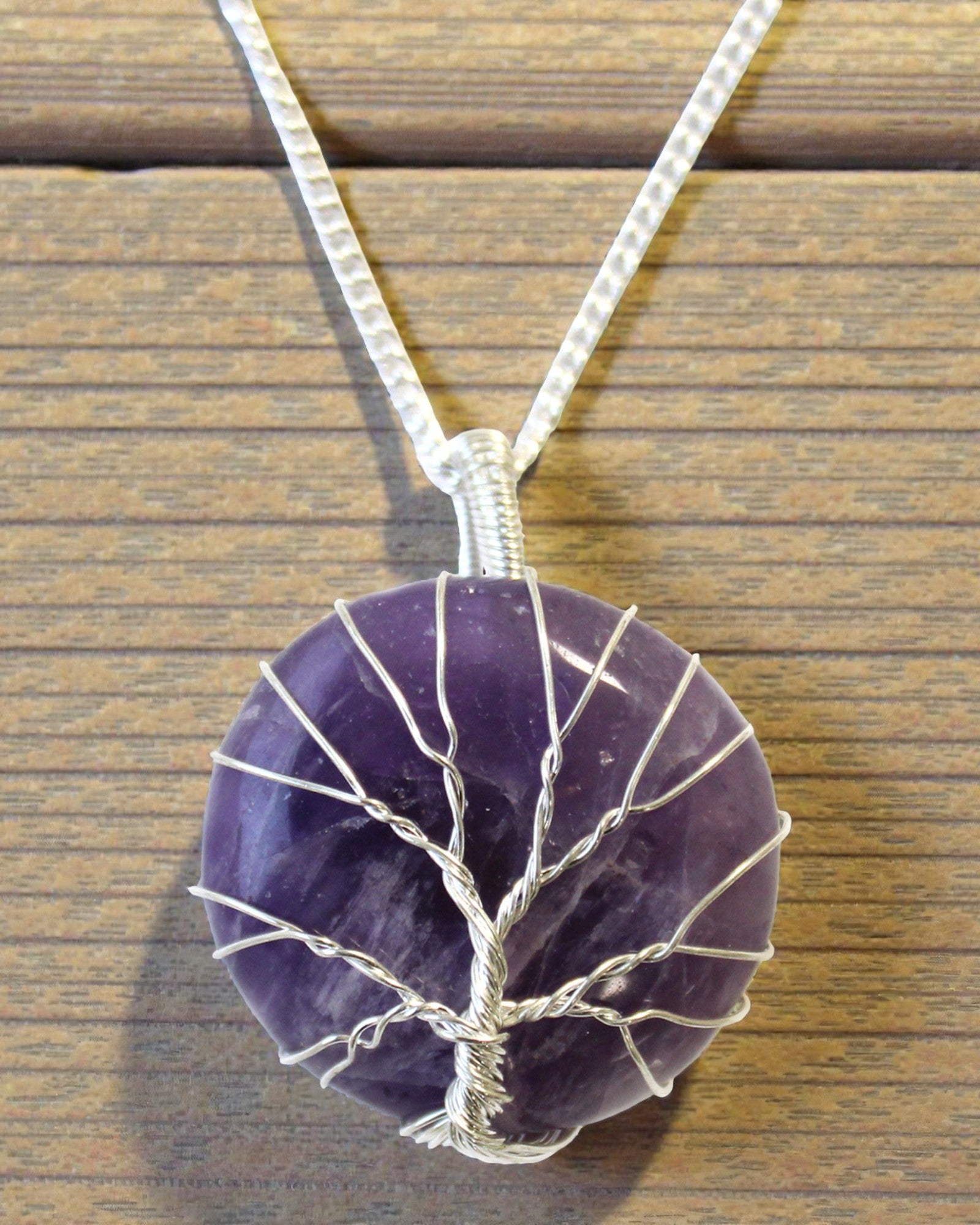 Baum der Harmonie – Handgefertigte Halskette mit Amethyst und Baum-des-Lebens-Motiv