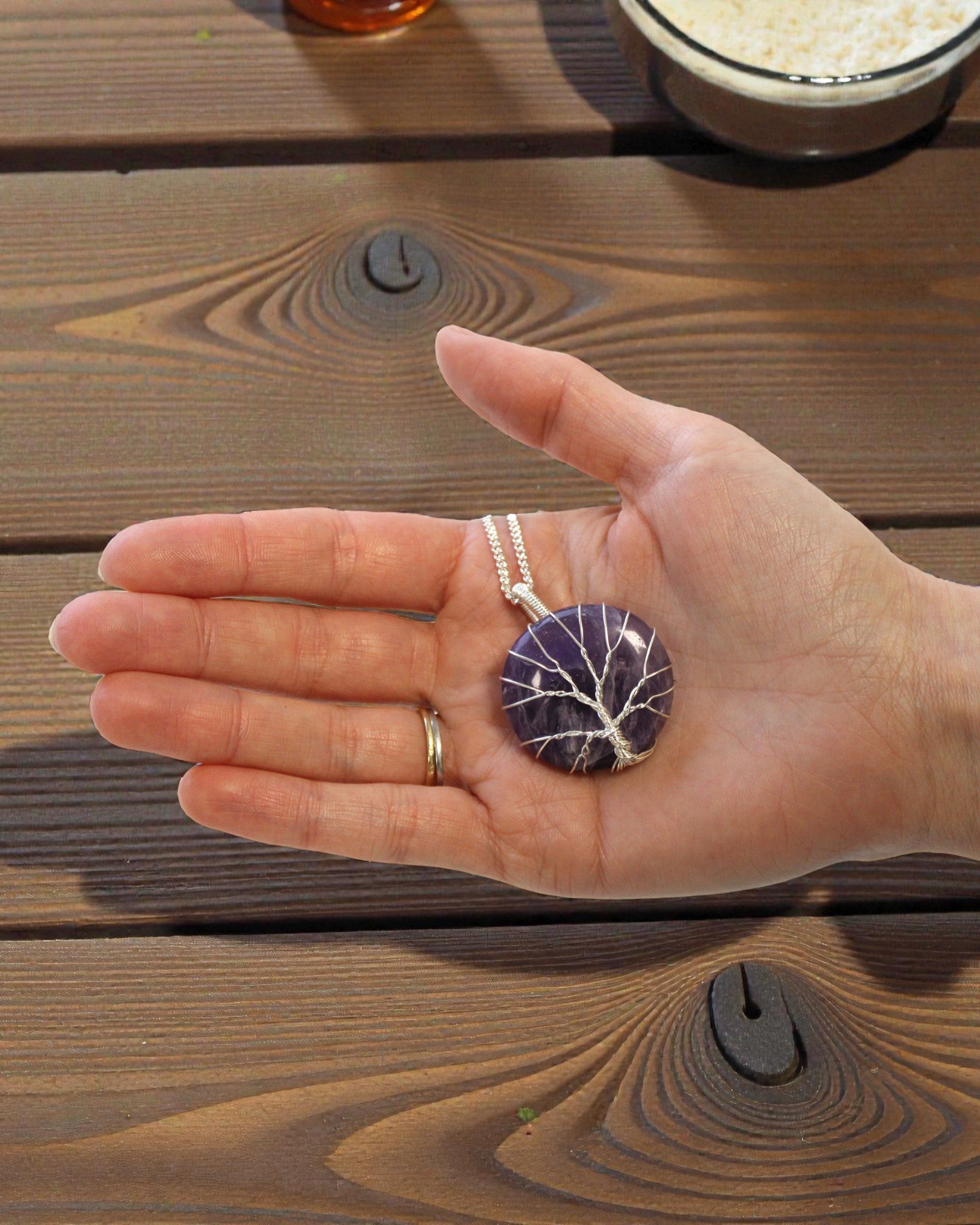Baum der Harmonie – Handgefertigte Halskette mit Amethyst und Baum-des-Lebens-Motiv