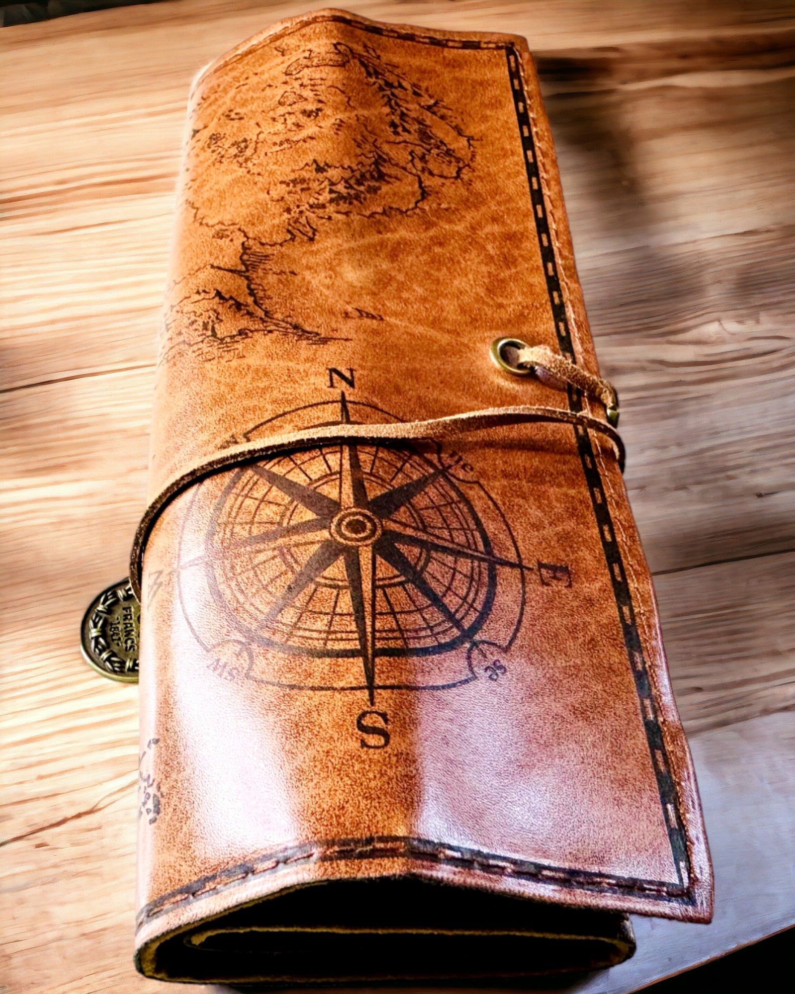 Retro Dunkelbraunes Lederetui mit Schatzkartenmotiv - Elegante Tasche zur Aufbewahrung von Schreibschätzen