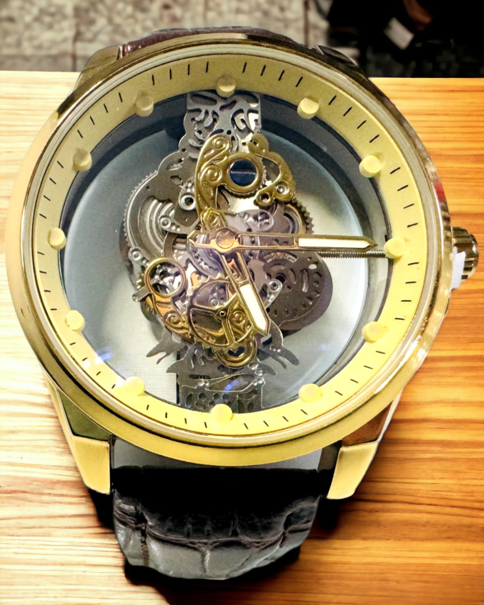 Herrenuhr mit transparentem Uhrwerk - Eleganz und Präzision in goldener Fassung