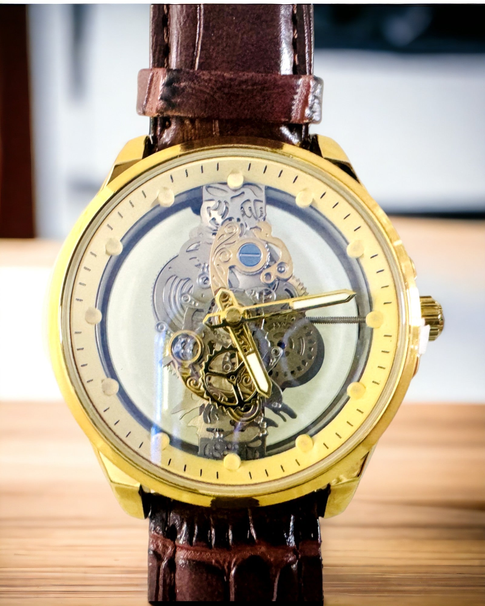 Herrenuhr mit transparentem Uhrwerk - Eleganz und Präzision in goldener Fassung