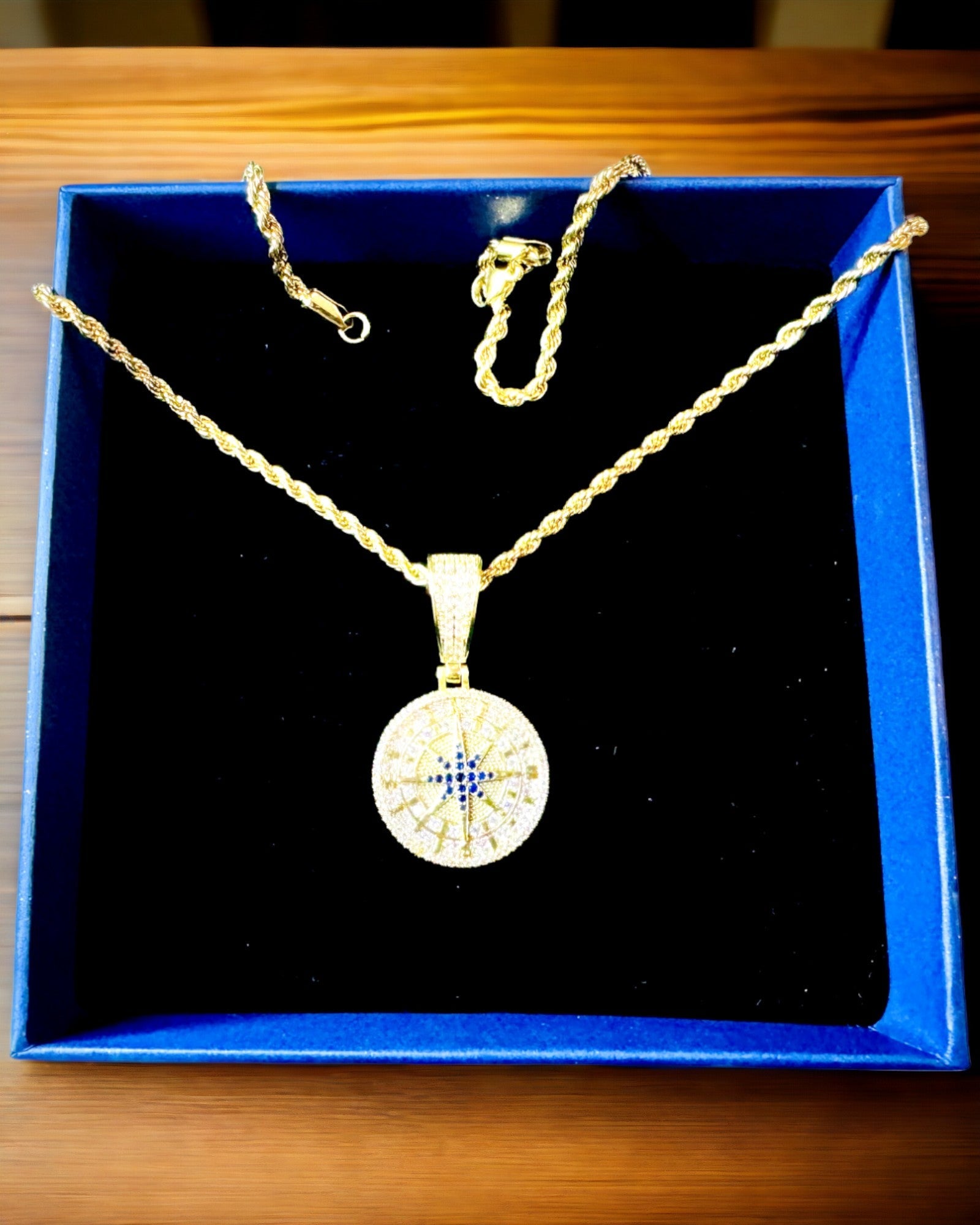 Glamour-Halskette mit Kompass-Anhänger und Zirkonia für Damen und Herren - 2 Varianten zur Auswahl, Personalisierung mit Gravur als Geschenk