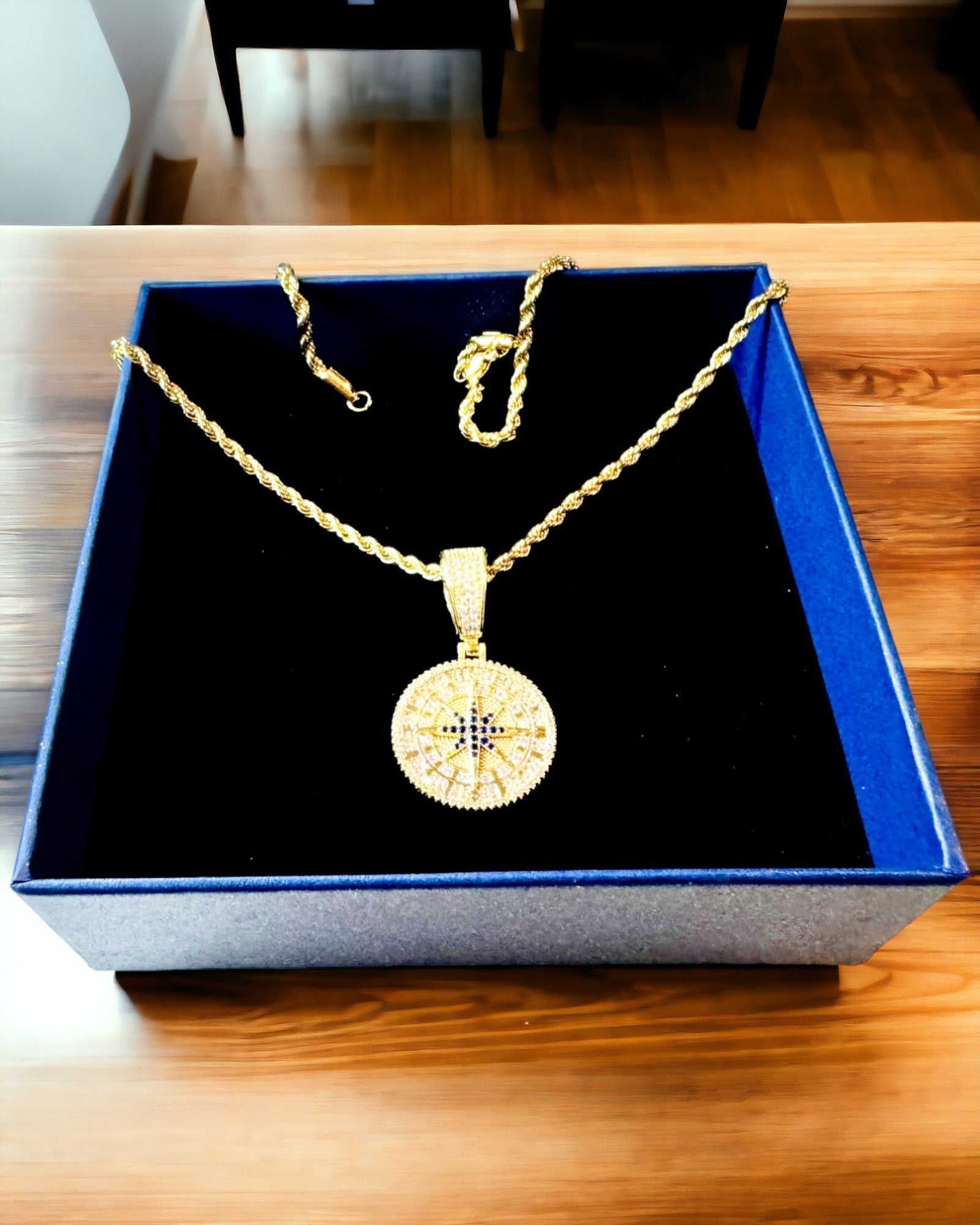Glamour-Halskette mit Kompass-Anhänger und Zirkonia für Damen und Herren - 2 Varianten zur Auswahl, Personalisierung mit Gravur als Geschenk