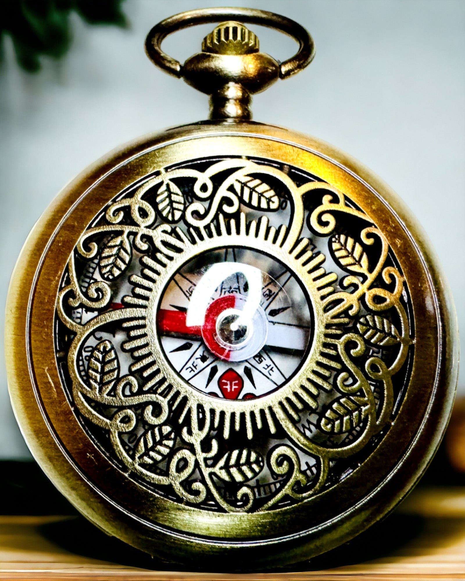 Vintage-Navigationskompass mit filigranem Muster – in Braun-Gold