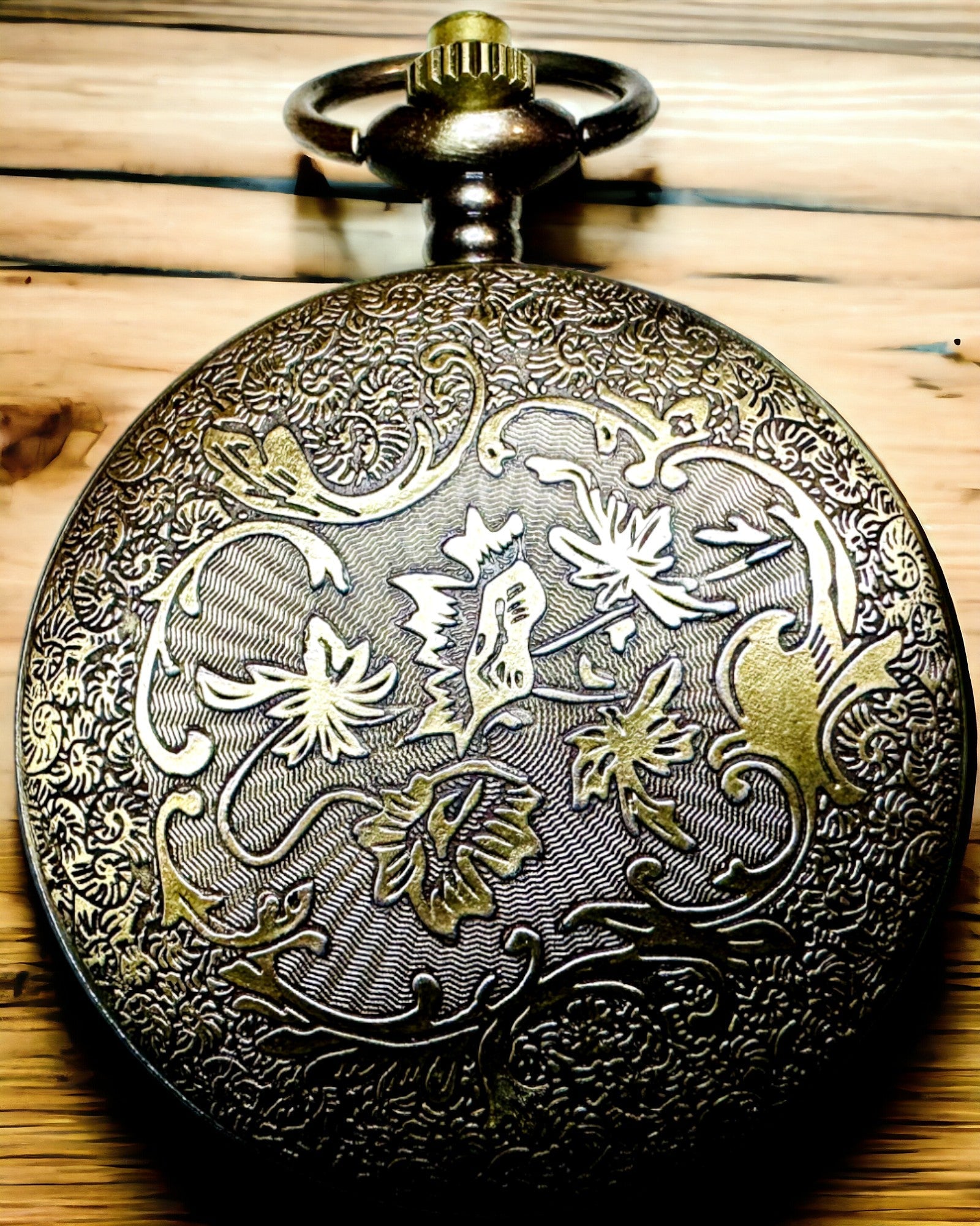 Vintage-Navigationskompass mit filigranem Muster – in Braun-Gold