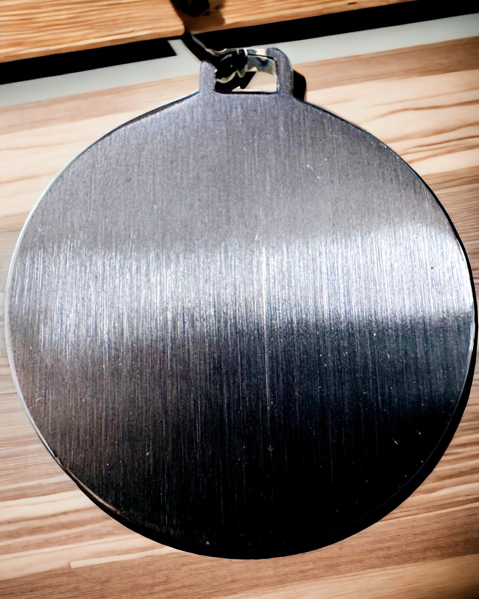 Halskette mit Kompass – Geschmiedeter Schmuck aus Edelstahl für Männer und Frauen in zwei Farben, mit Gravur