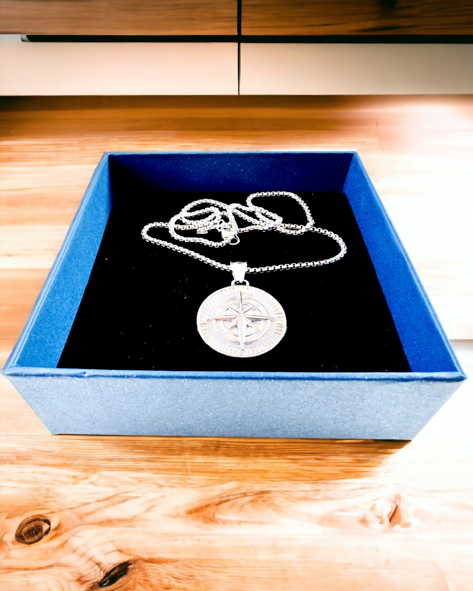 Halskette mit Kompass – Geschmiedeter Schmuck aus Edelstahl für Männer und Frauen in zwei Farben, mit Gravur