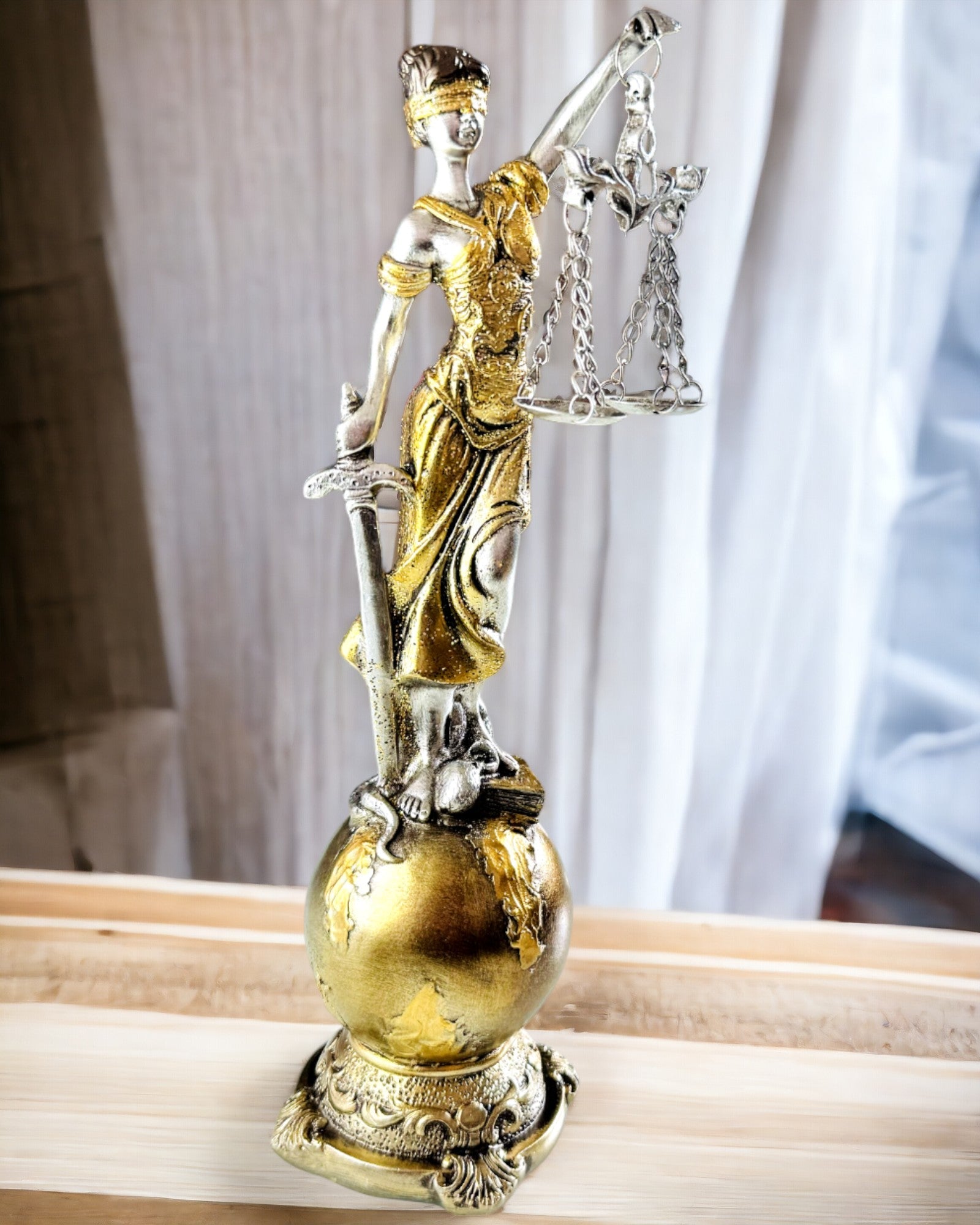 Statuette der Göttin der Gerechtigkeit – Künstlerische Dekoration für das Regal, Kunsthandwerk aus Harz, Personalisierung mit Gravur