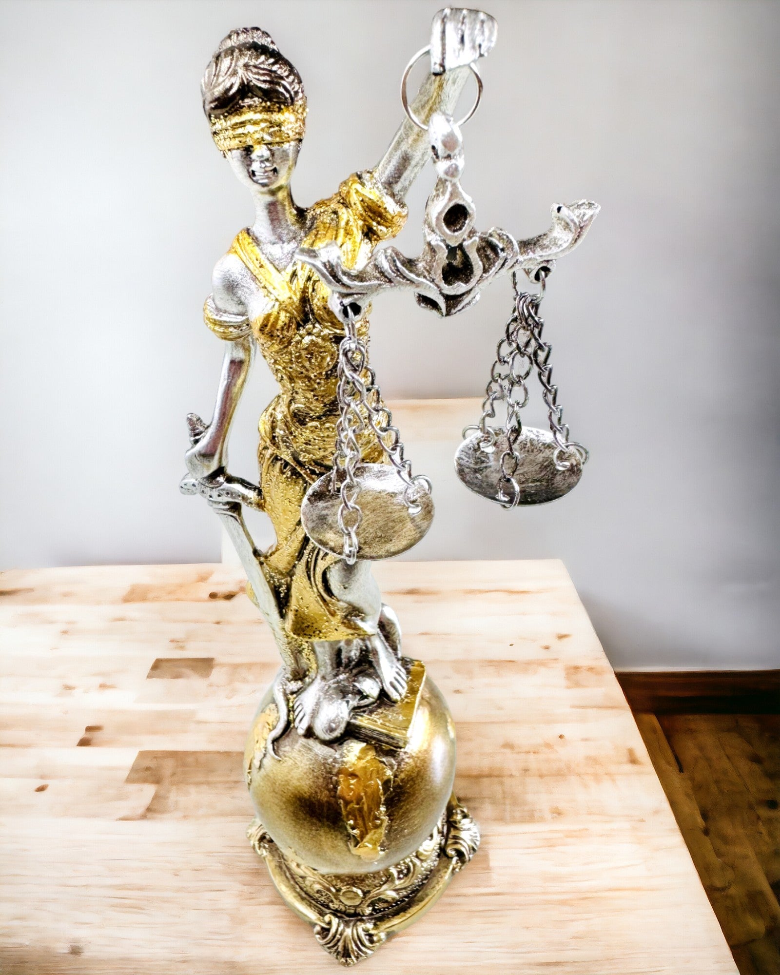 Statuette der Göttin der Gerechtigkeit – Künstlerische Dekoration für das Regal, Kunsthandwerk aus Harz, Personalisierung mit Gravur