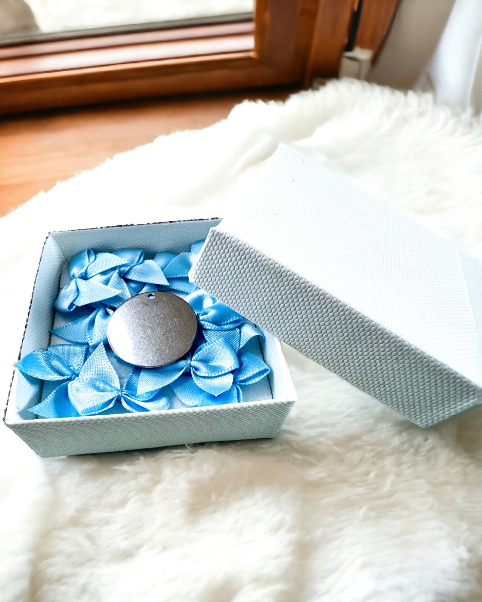 Runder Anhänger aus Edelstahl als Geschenk mit Personalisierungsmöglichkeit, Gravur