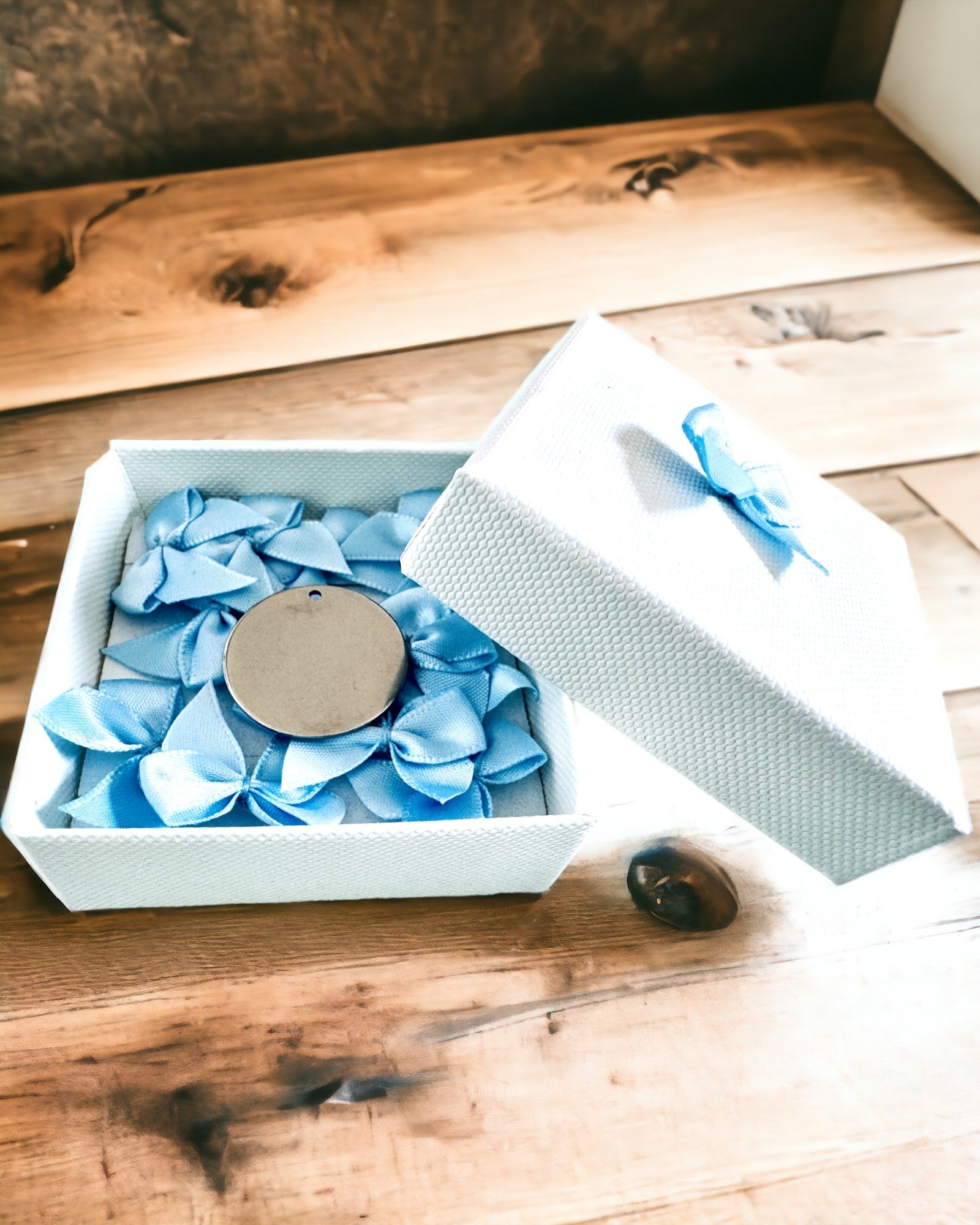 Runder Anhänger aus Edelstahl als Geschenk mit Personalisierungsmöglichkeit, Gravur