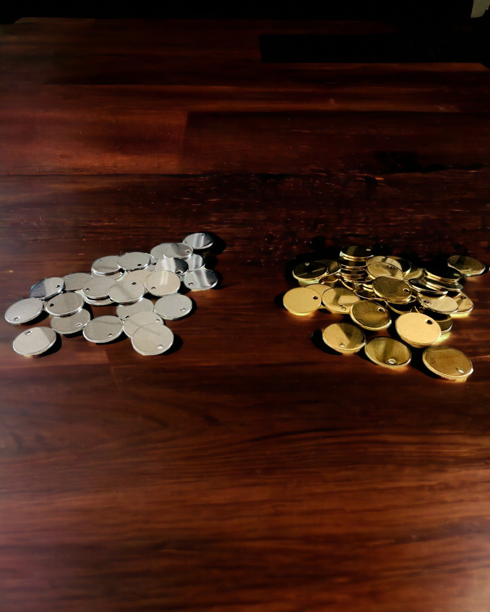 Runder Anhänger aus Edelstahl als Geschenk mit Personalisierungsmöglichkeit, Gravur