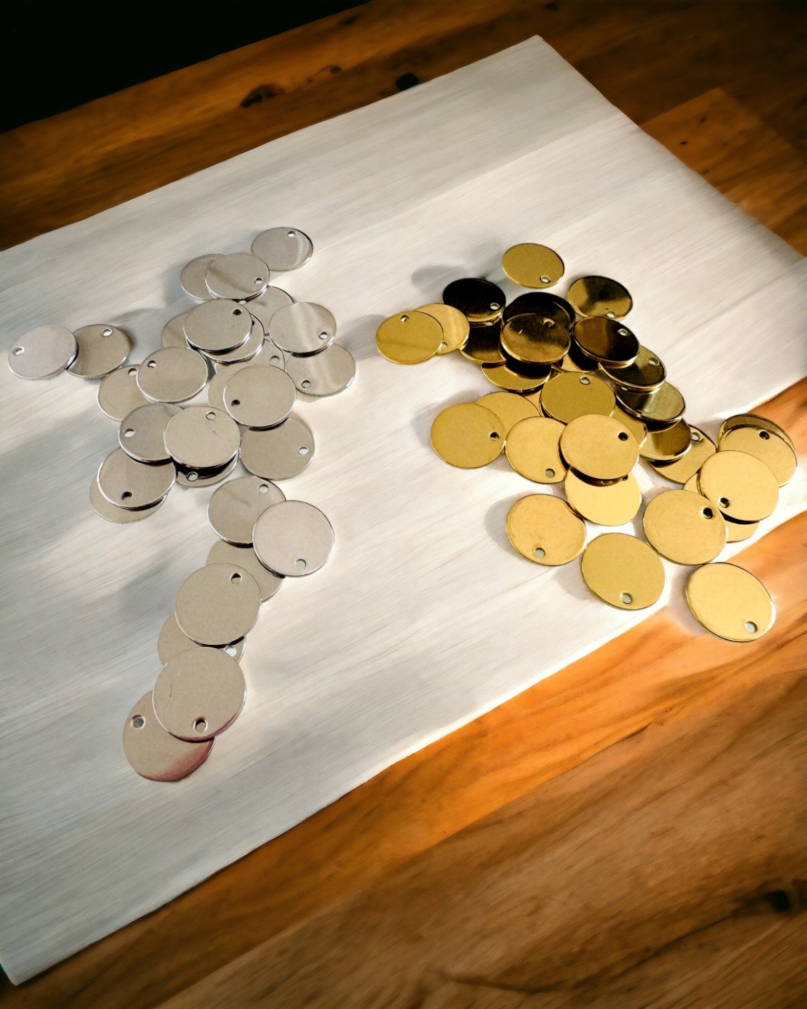 Runder Anhänger aus Edelstahl als Geschenk mit Personalisierungsmöglichkeit, Gravur