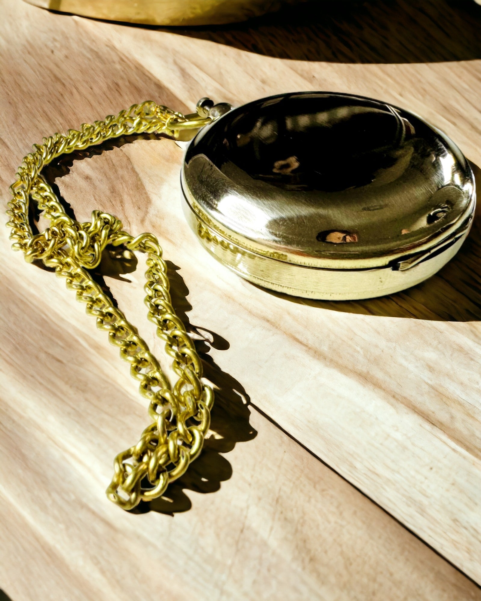 Kompass in goldener Farbe Abenteuer – Eleganter Entdecker Navigator