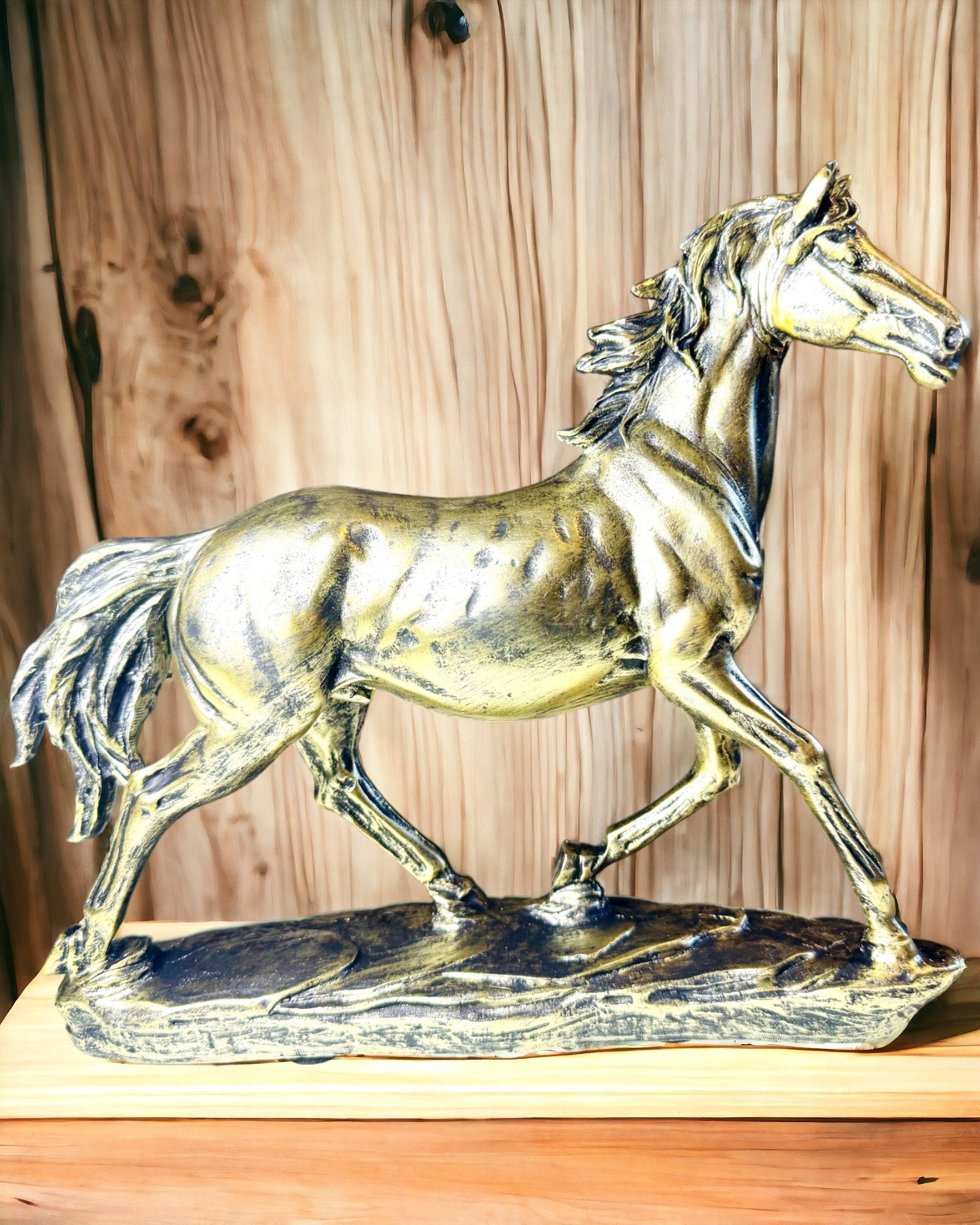 Pferdestatuette im Galopp aus Harz mit Gravuroption