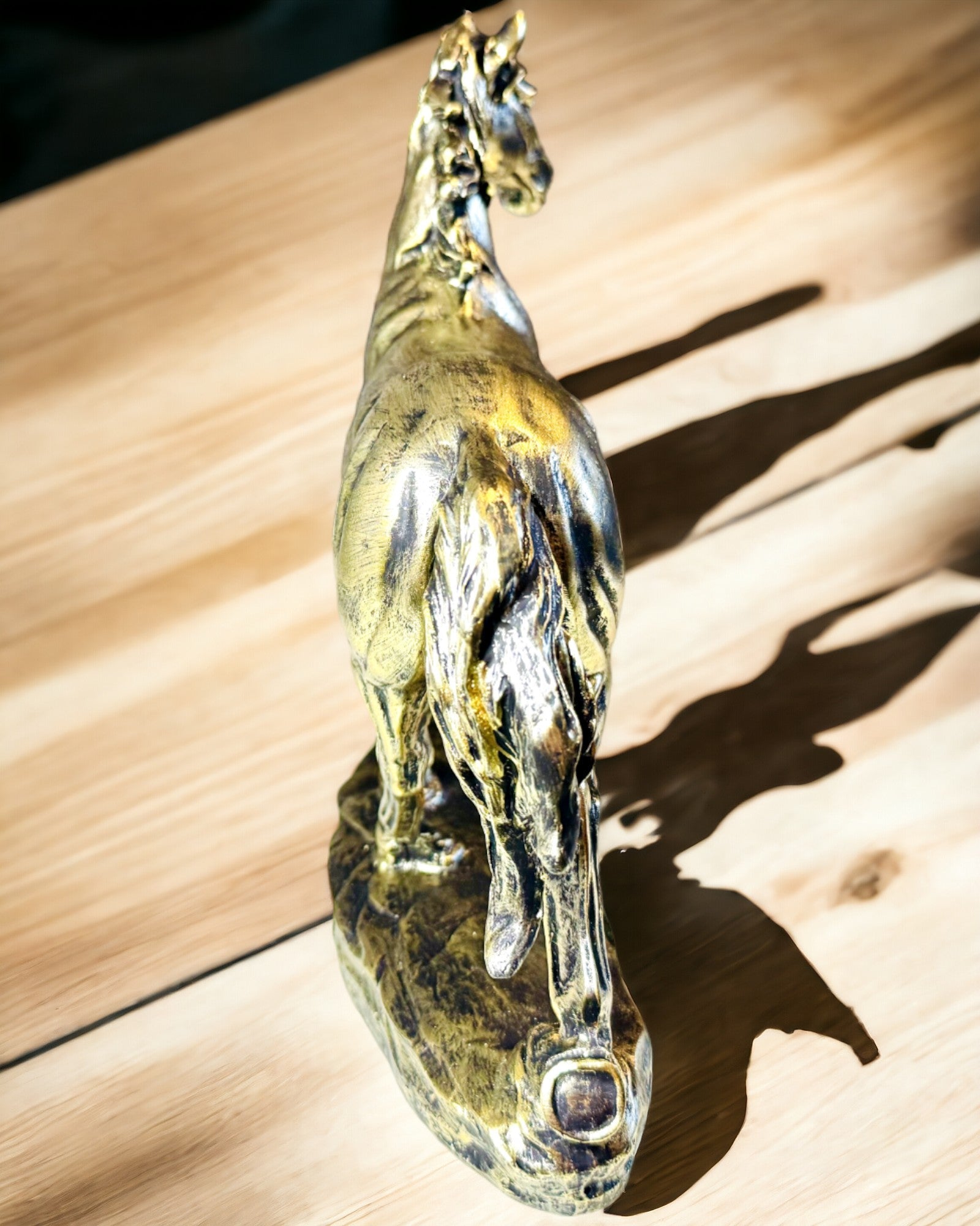 Pferdestatuette im Galopp aus Harz mit Gravuroption