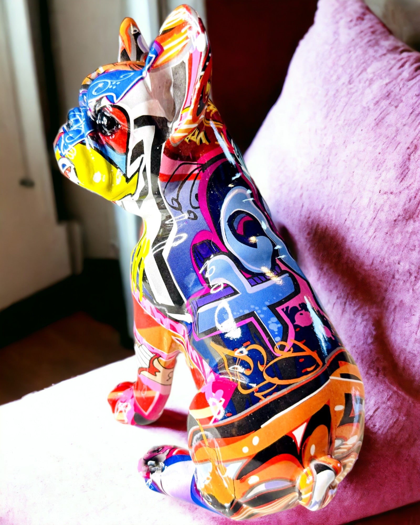 Handgefertigte Französische Bulldoggenfigur im Street-Art-Stil mit Gravuroption