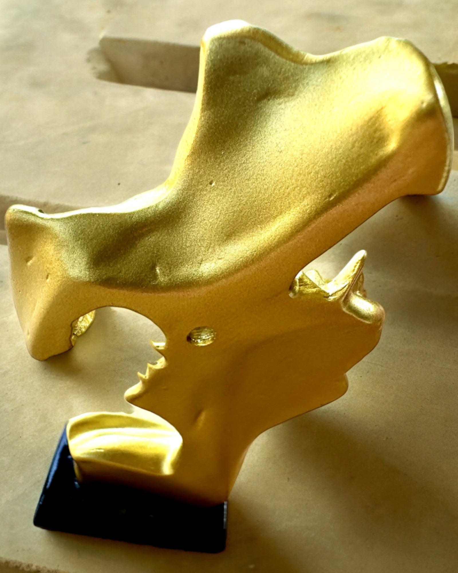 Figur "Eleganz in Stein" Farbe Gold - 13,5 cm Höhe, Dekorativ mit Gravuroption