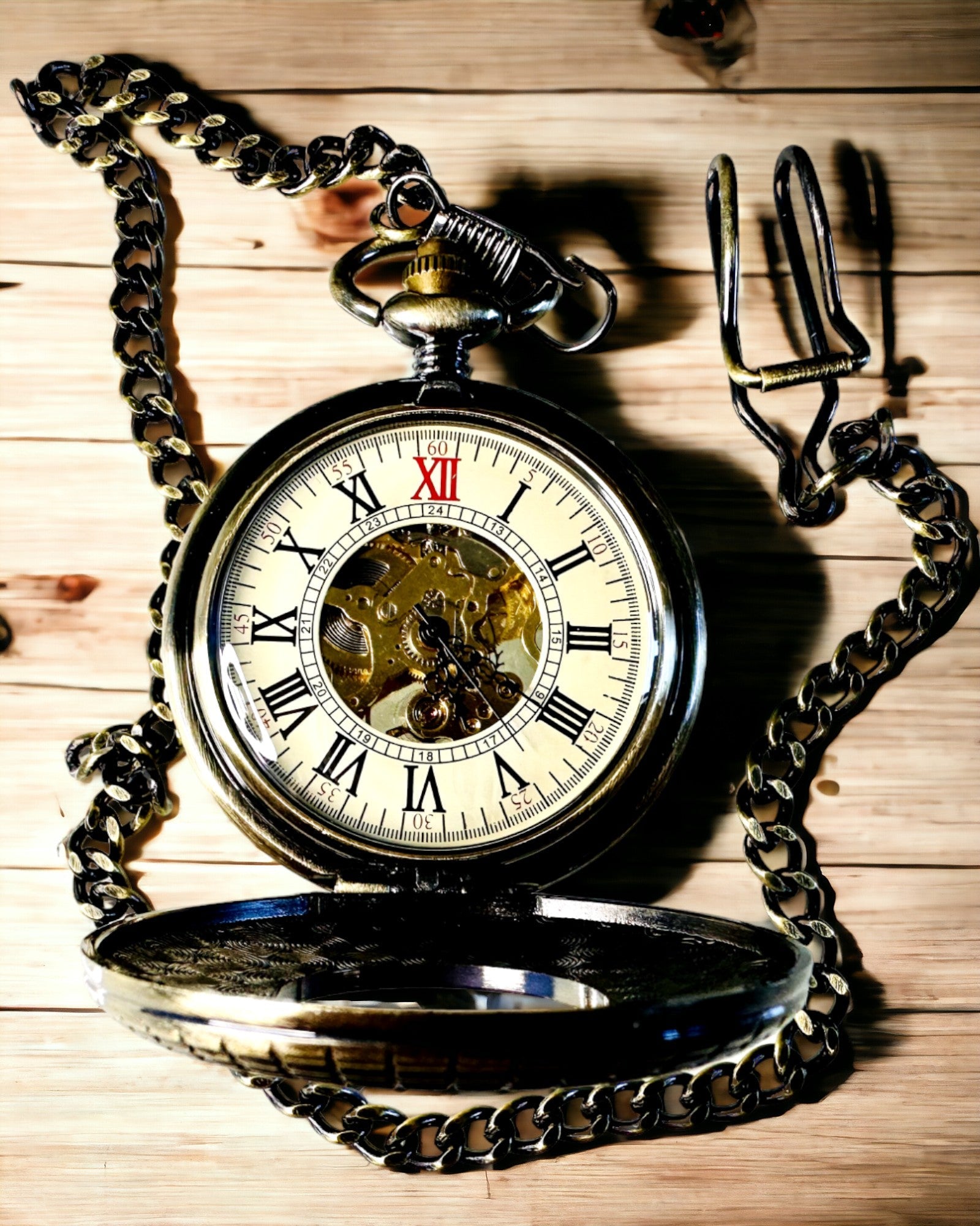 Taschenuhr mit sichtbarem Uhrwerk – Personalisierungsoption durch Gravur