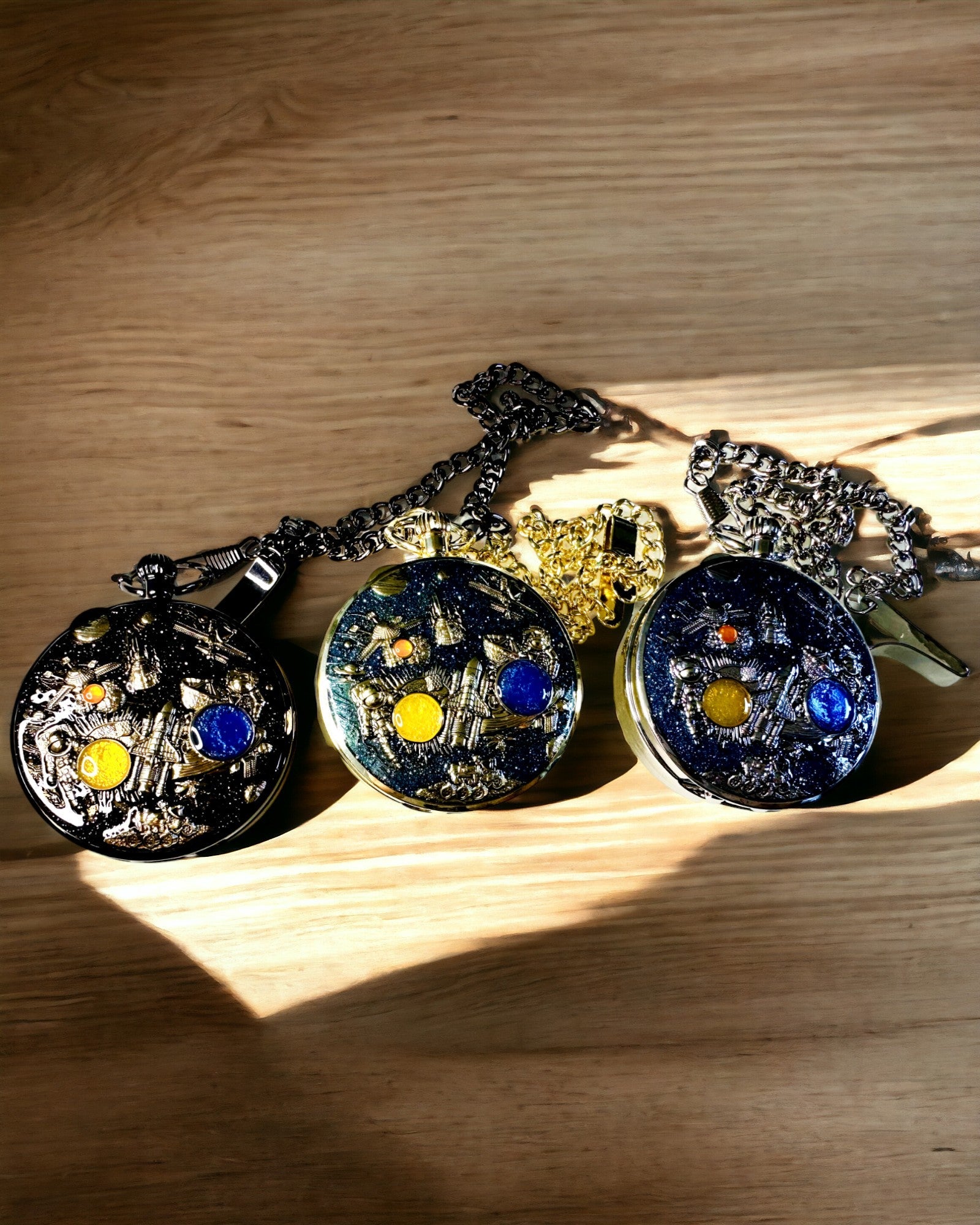 Taschenuhr "Astrum Temporis" - Schwarzer Rahmen. Möglichkeit zur Personalisierung mit Gravur.