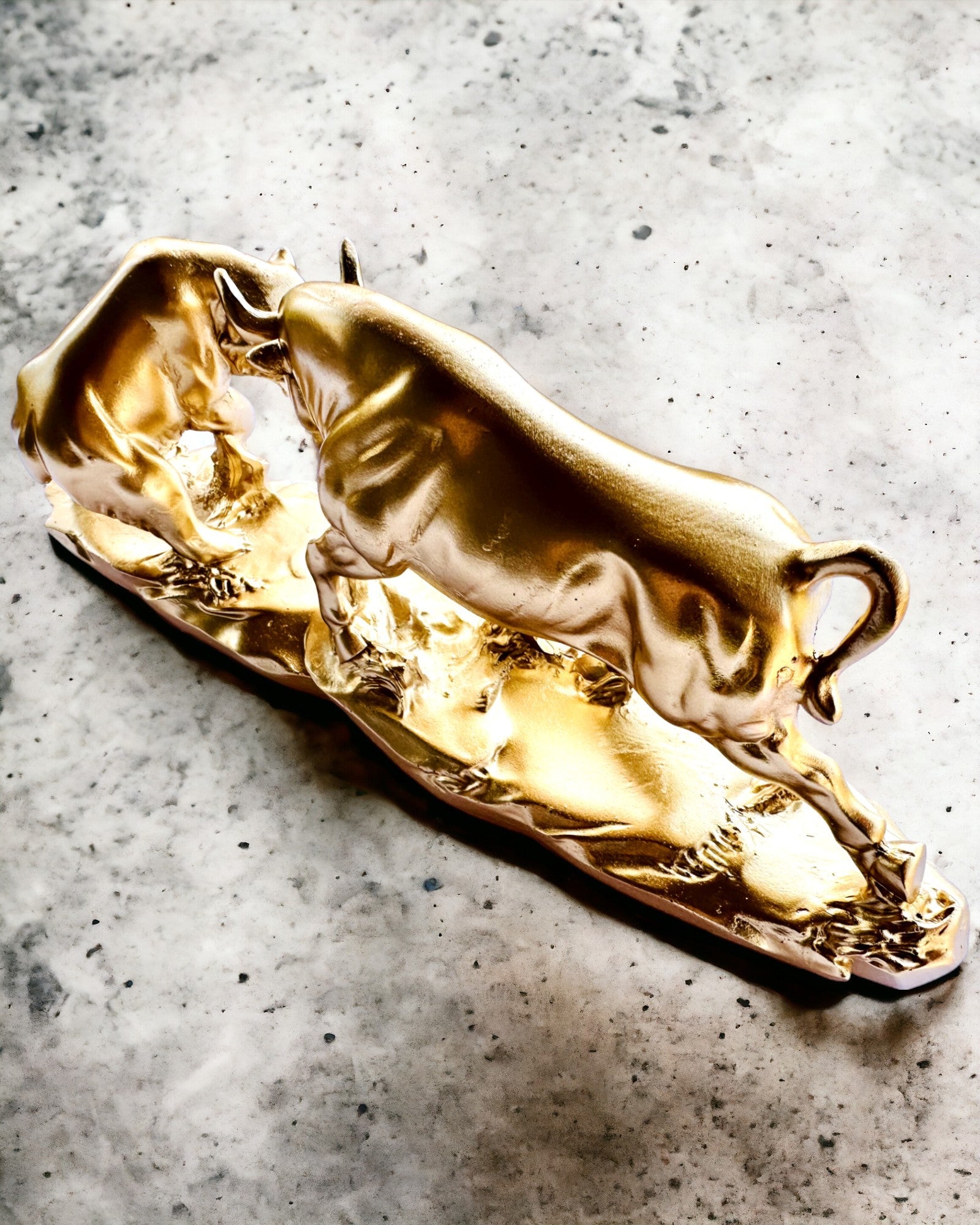 Duel der Mächtigen - Dekorative Skulptur Stier und Bär - Personalisierung mit Gravur möglich - Farbe Gold