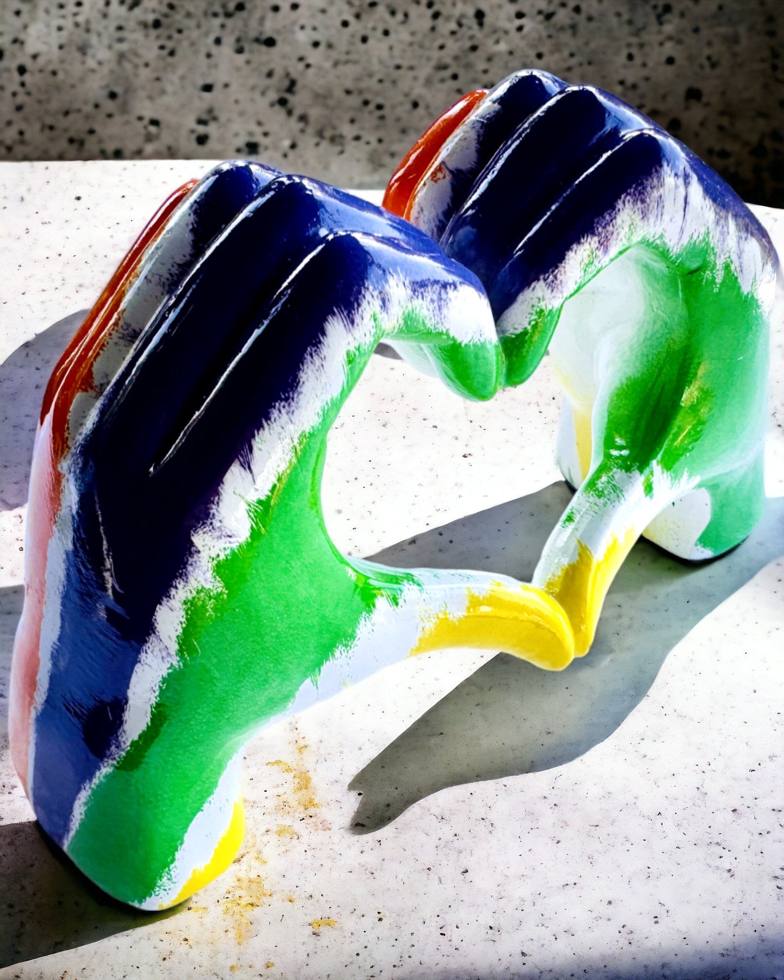 Buntes Herz im Raum - Dekorative Figur aus Harz mit Personalisierungsmöglichkeit, als Geschenk