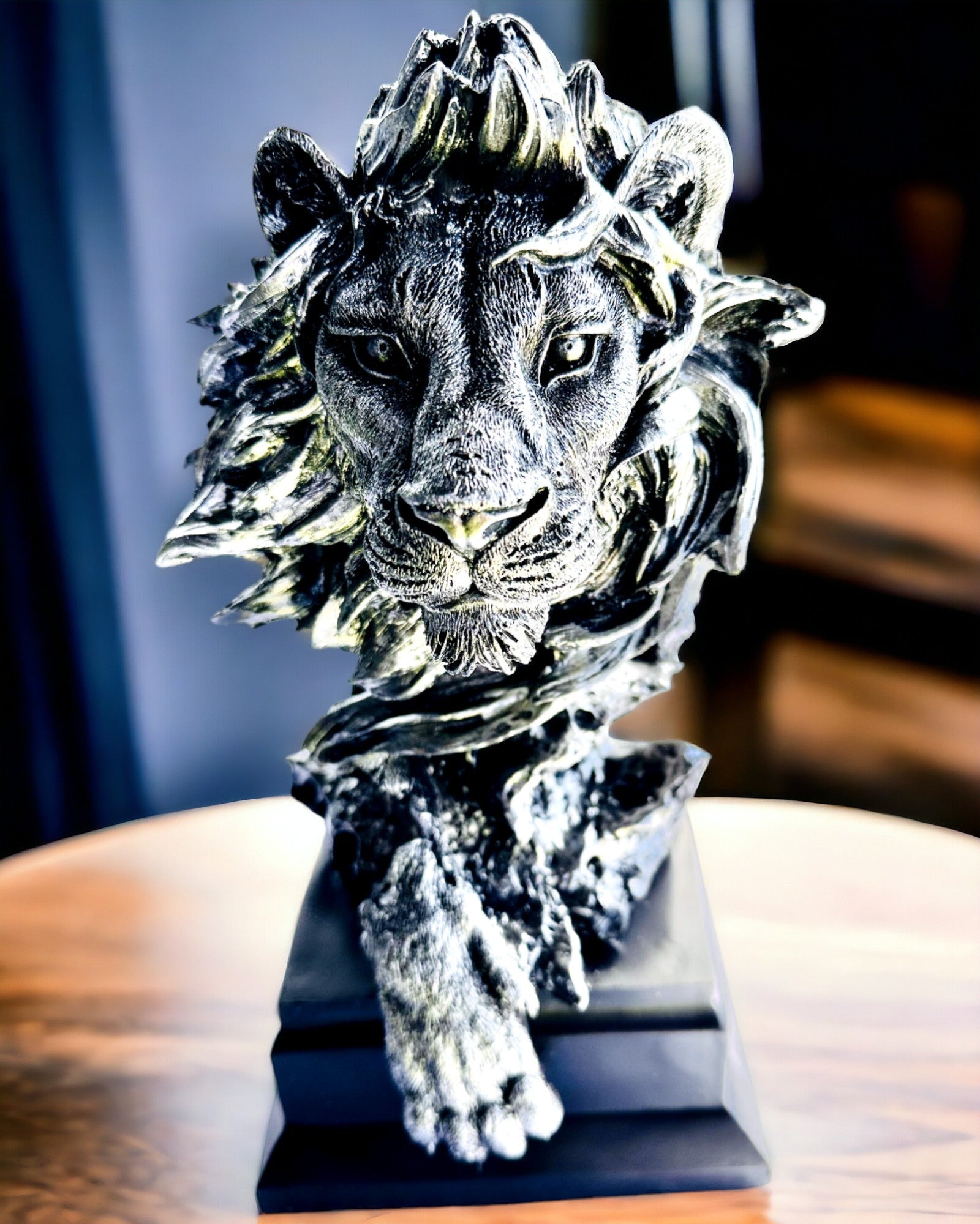 König des Dschungels Löwe - Majestätische Löwenstatue - silberfarben, personalisierbar als Geschenk