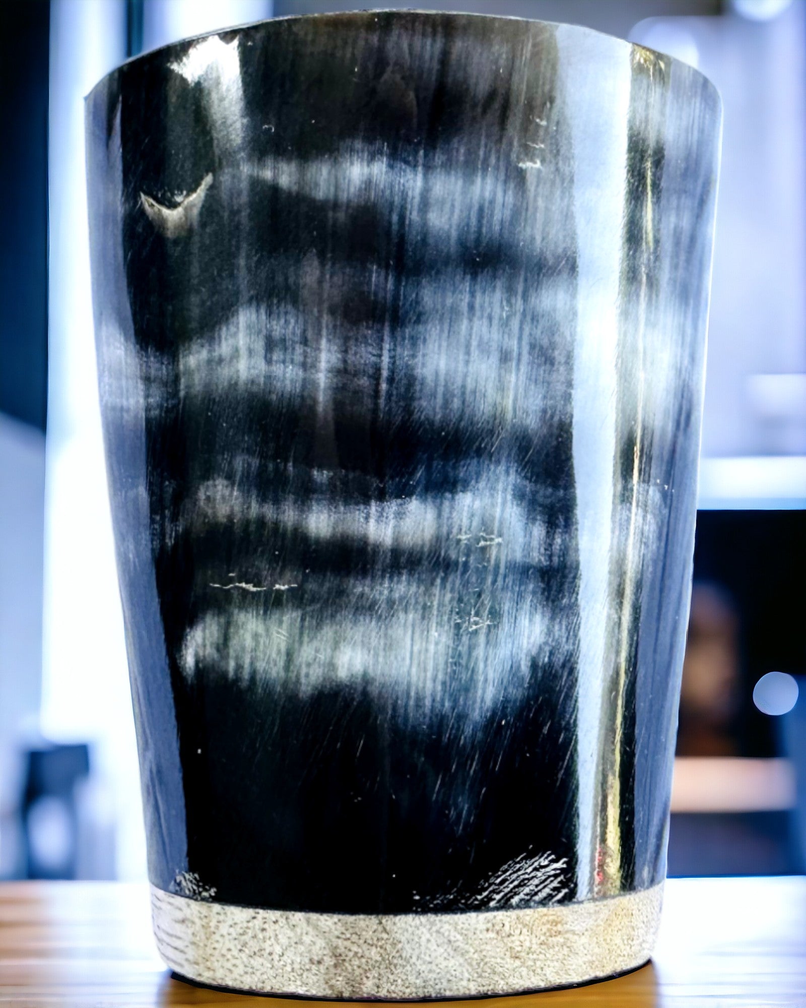 Handgefertigte kleine Tasse mit Gravurmöglichkeit, indisches Glas, personalisierbar als Geschenk, Gravur. Dunkle Farbe.