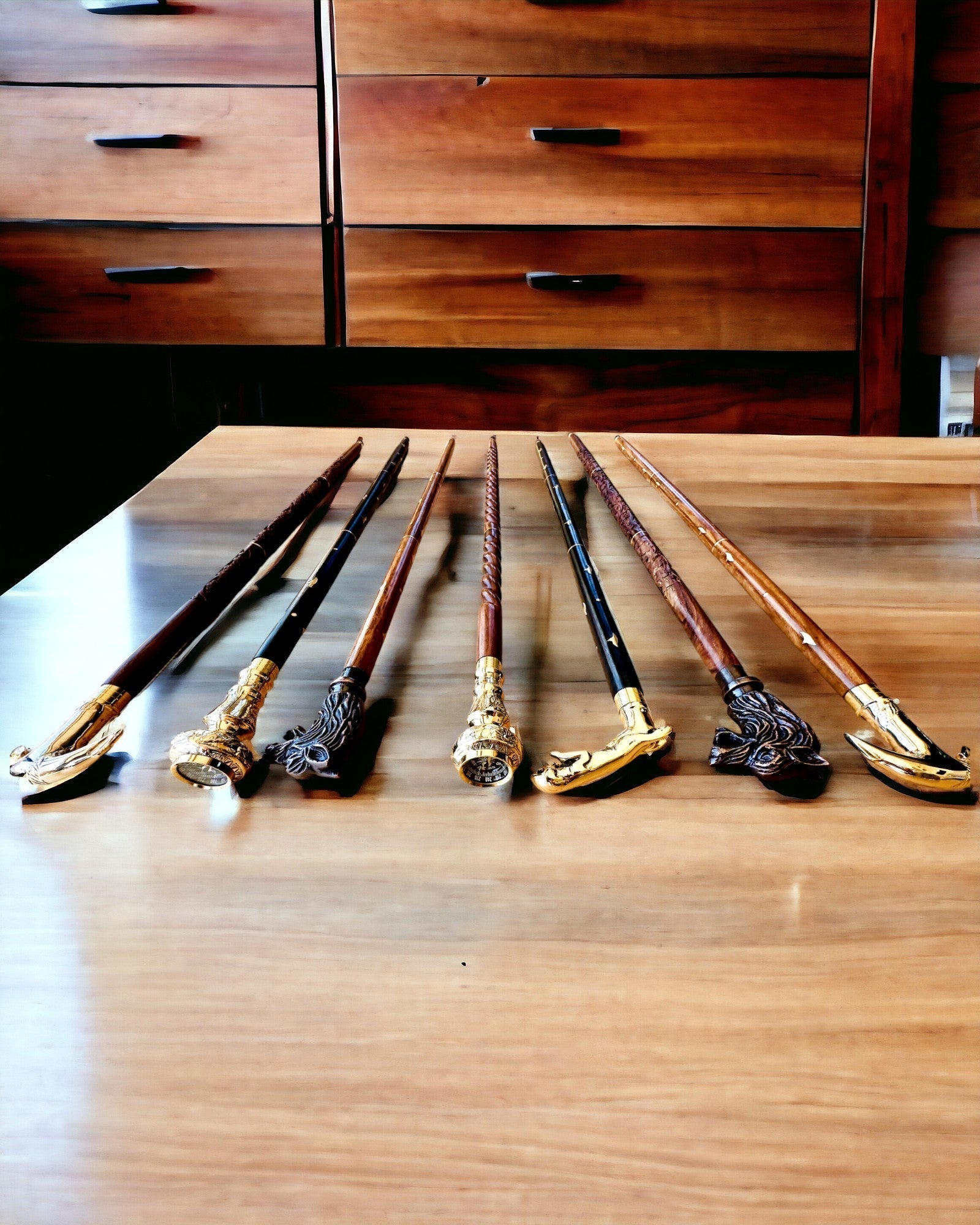 Handgeschnitzter Wanderstock zum Spazieren "Königlicher Wanderer" in braun mit Mustern