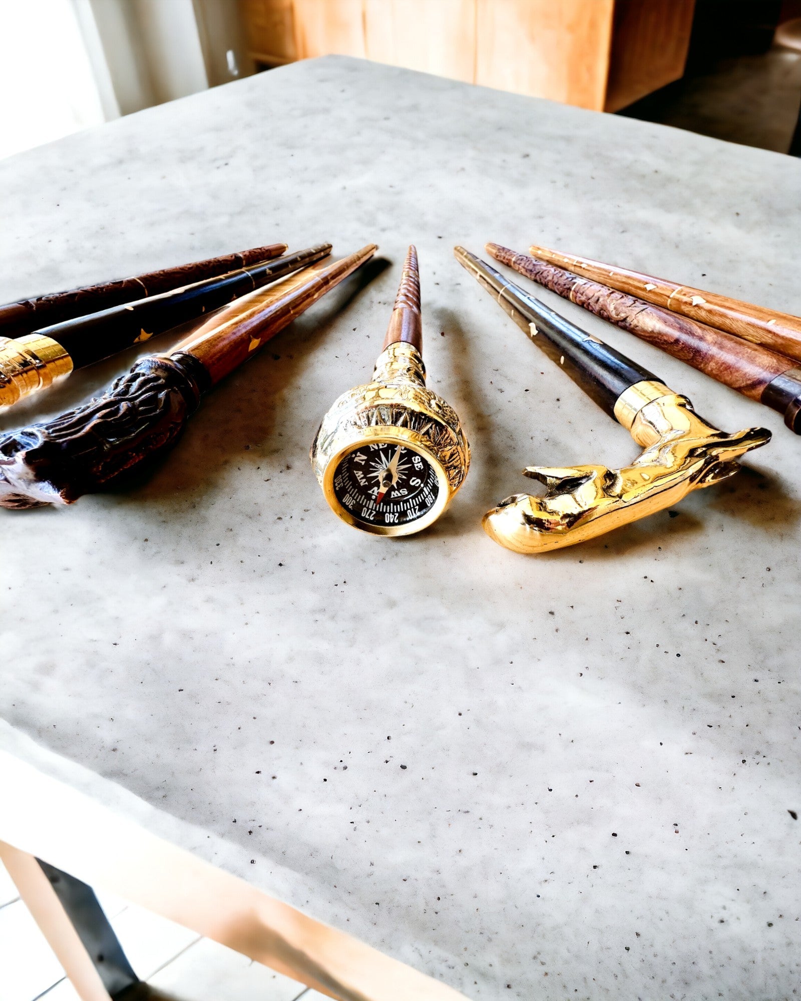 Kompasso Brown - Spazierstock - Handgeschnitztes Holz - Exklusive Edition mit Gravurmöglichkeit