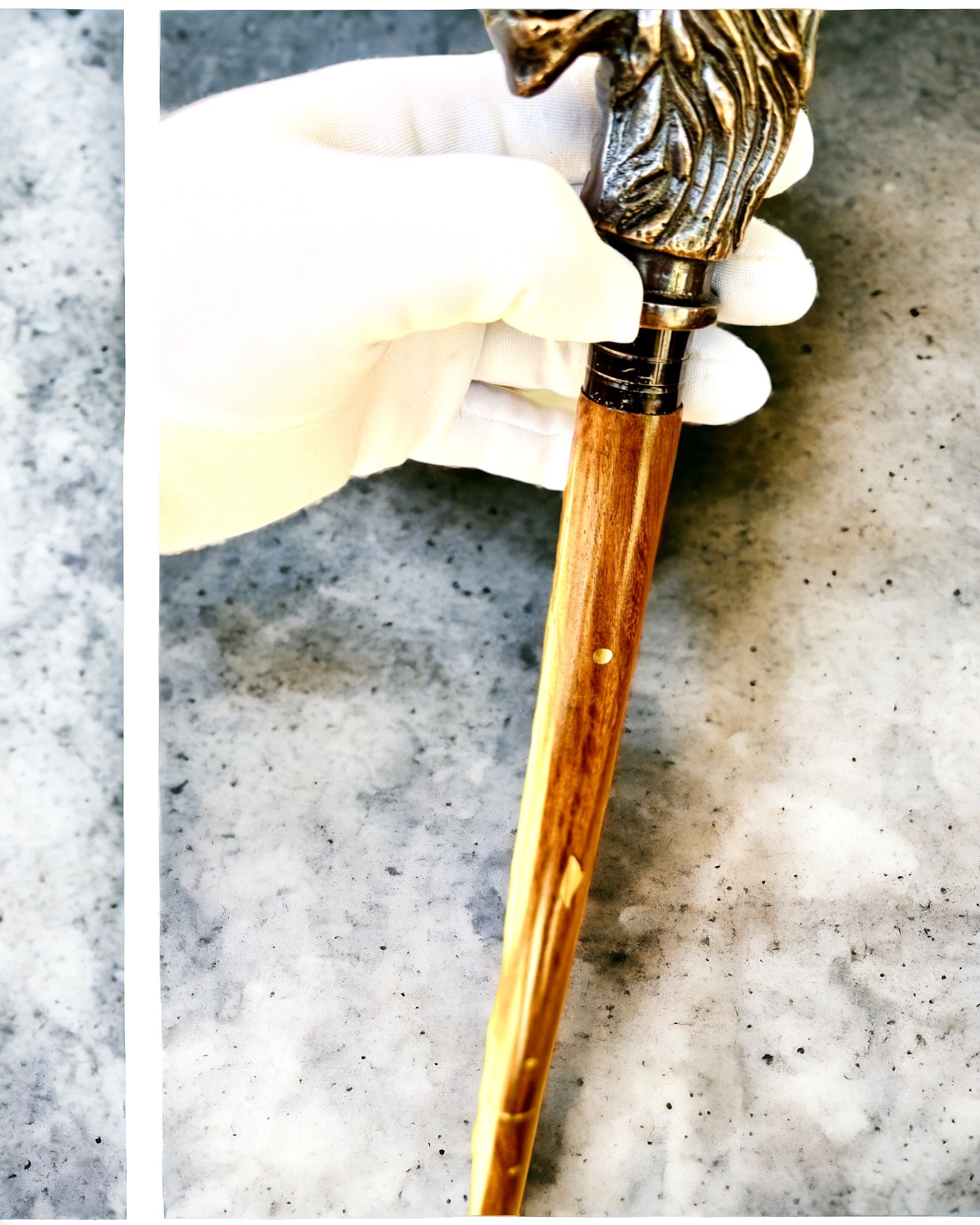 Spazierstock Wolf - Indisches Mangoholz mit Gravurmöglichkeit, braun goldene Verzierungen