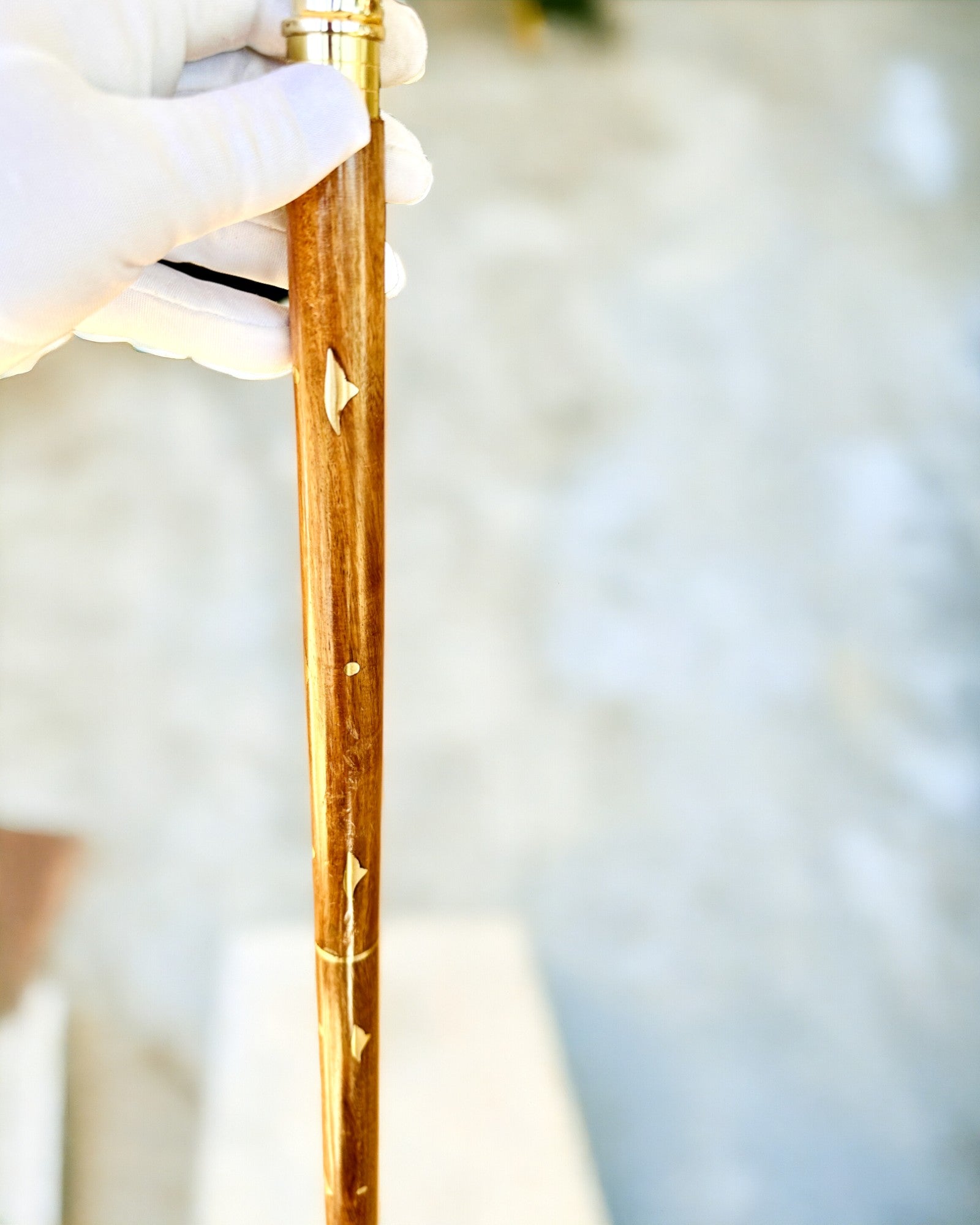 Spazierstock Wolf - Indisches Mangoholz mit Gravurmöglichkeit, braun goldene Verzierungen